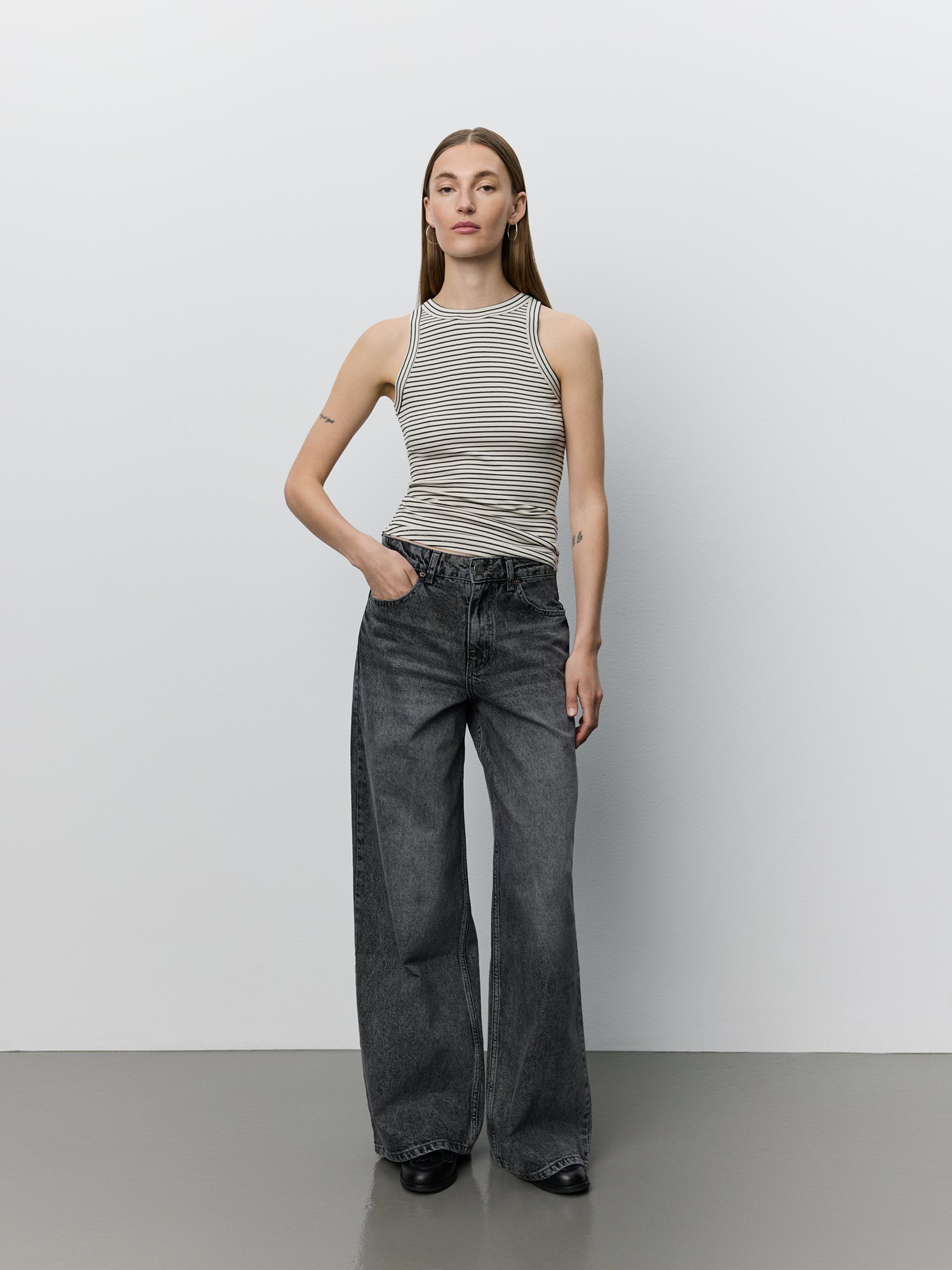 sofie-schnoor-julliesw-stripe-top-offwhite-slim-fit image 2