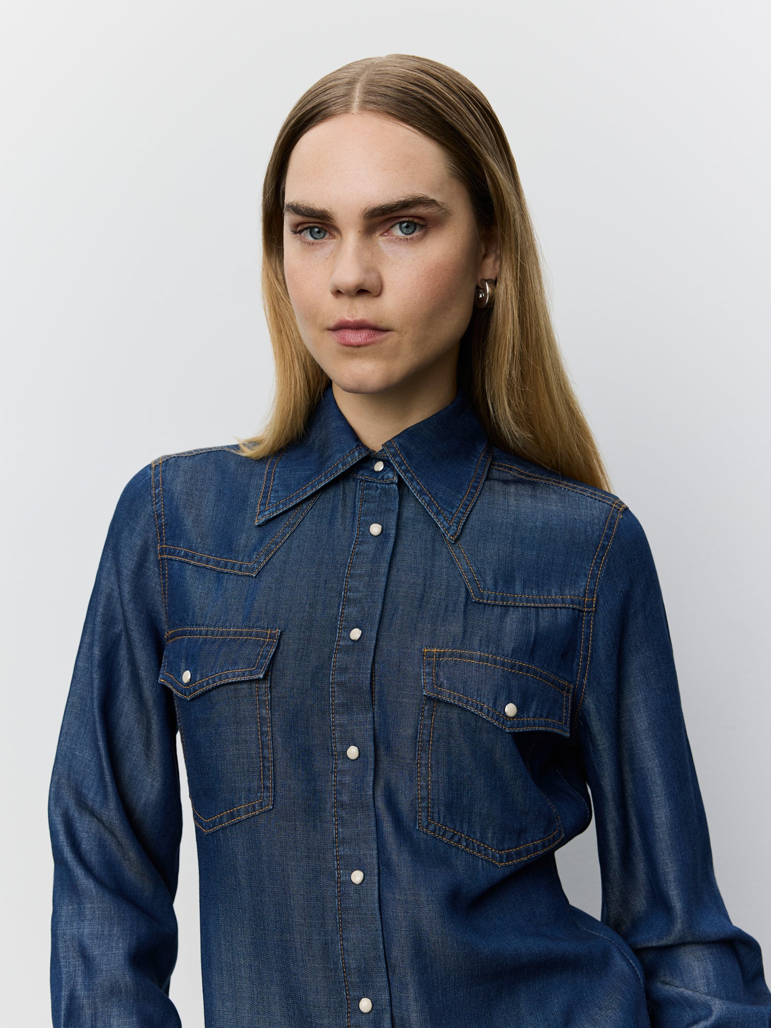 sofie-schnoor-women-wildysw-jeanshemd-dunkelblau-lyocell image 5