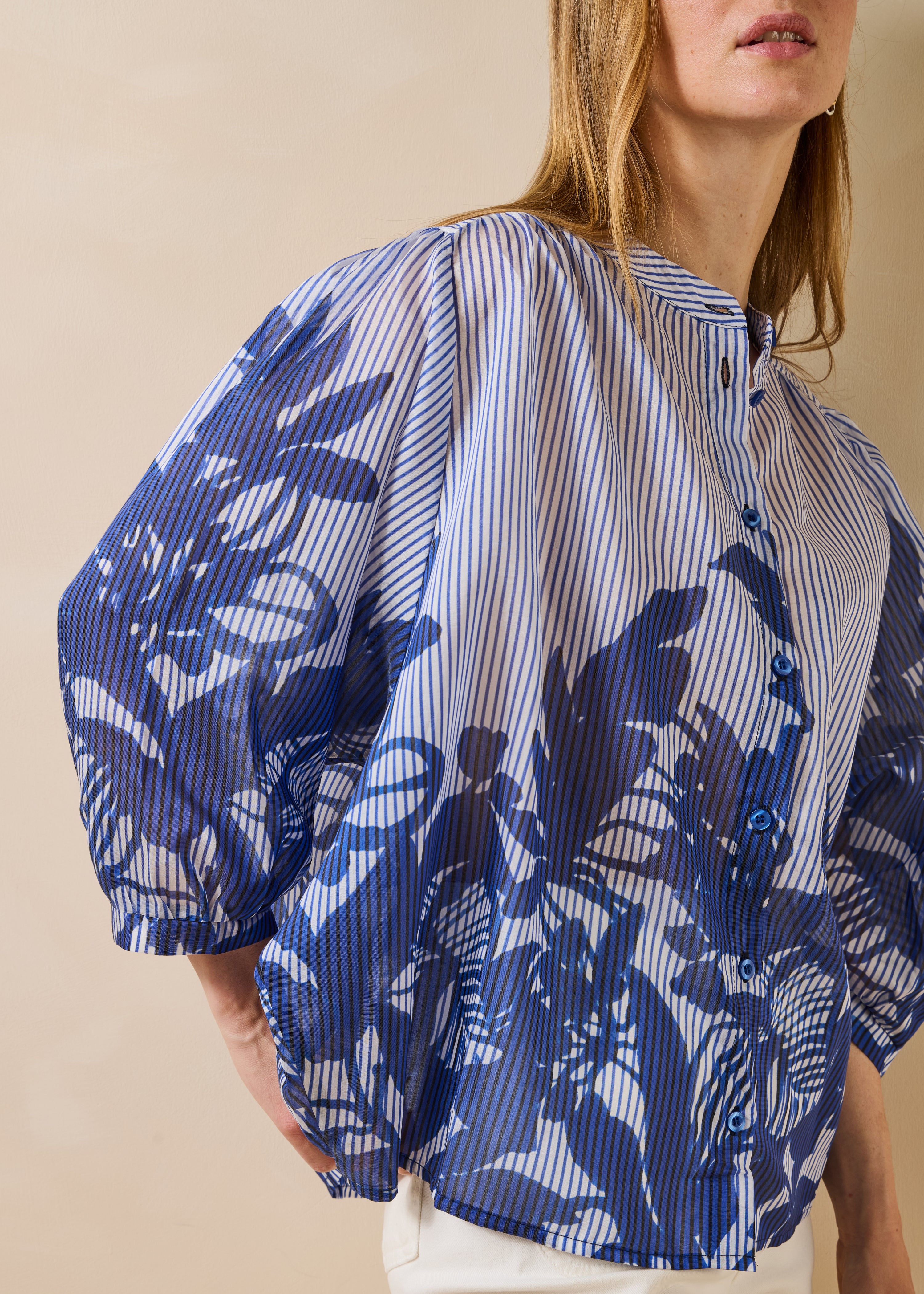 la-f-e-marabout-e-bluse-douwina-blau-streifen-floral image 5