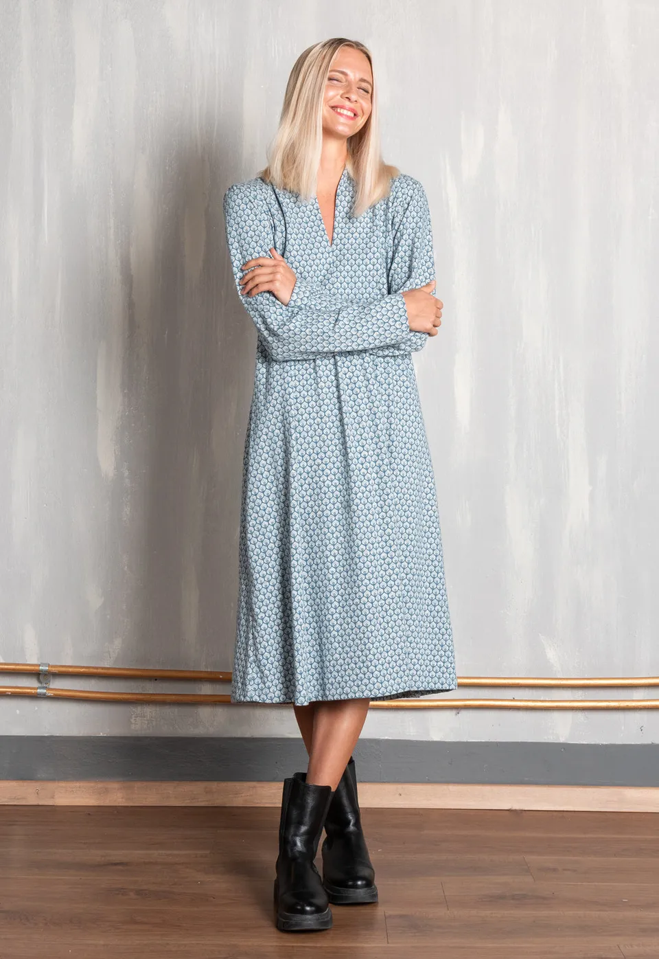 moshiki-dress-g4-jacquard-kleid-bio-baumwolle-v-ausschnitt image 1