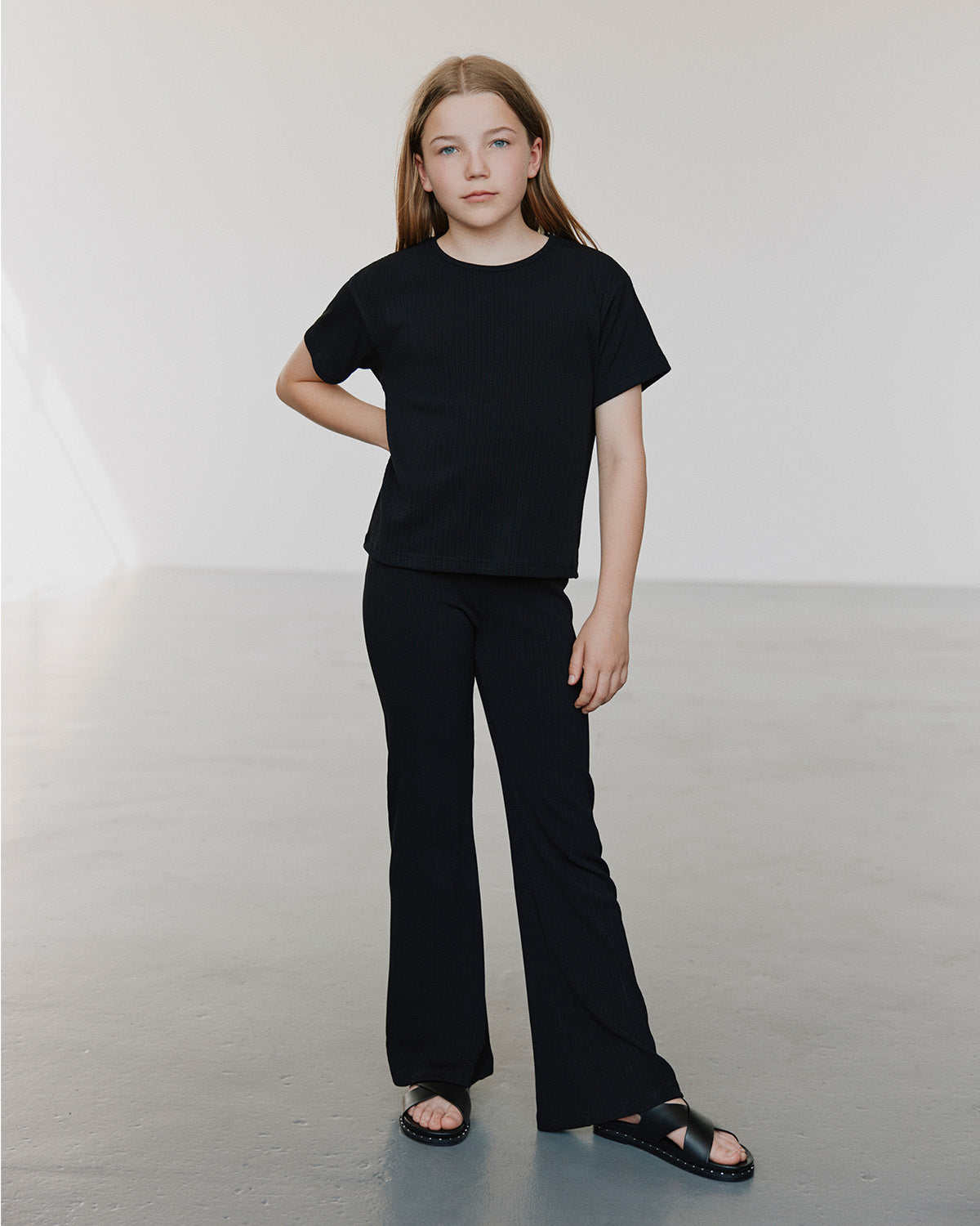 sofie-schnoor-young-celestesw-hose-schwarz-rippe-weit image 2