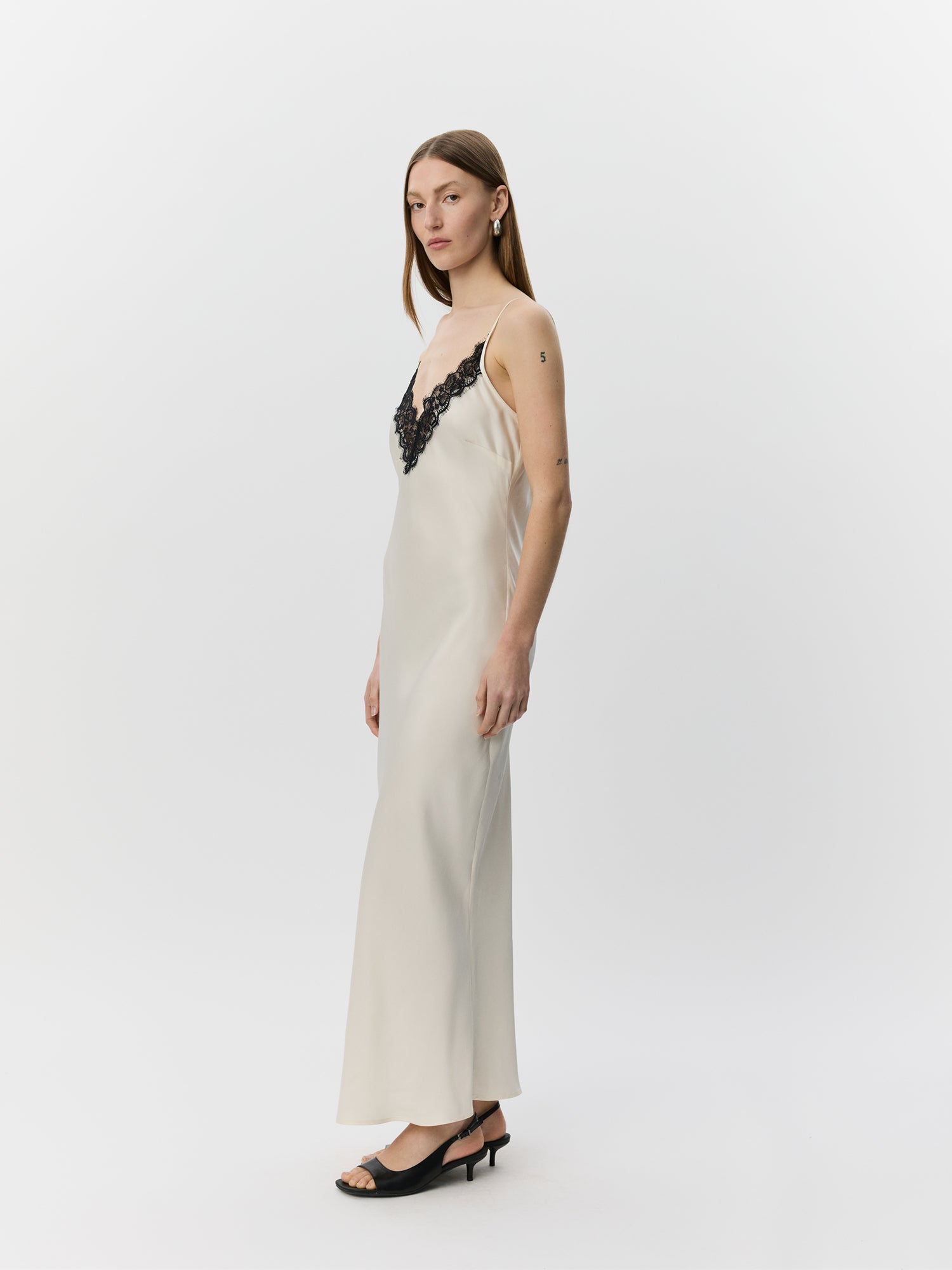 sofie-schnoor-women-bettsw-satin-kleid-creme-maxi image 3