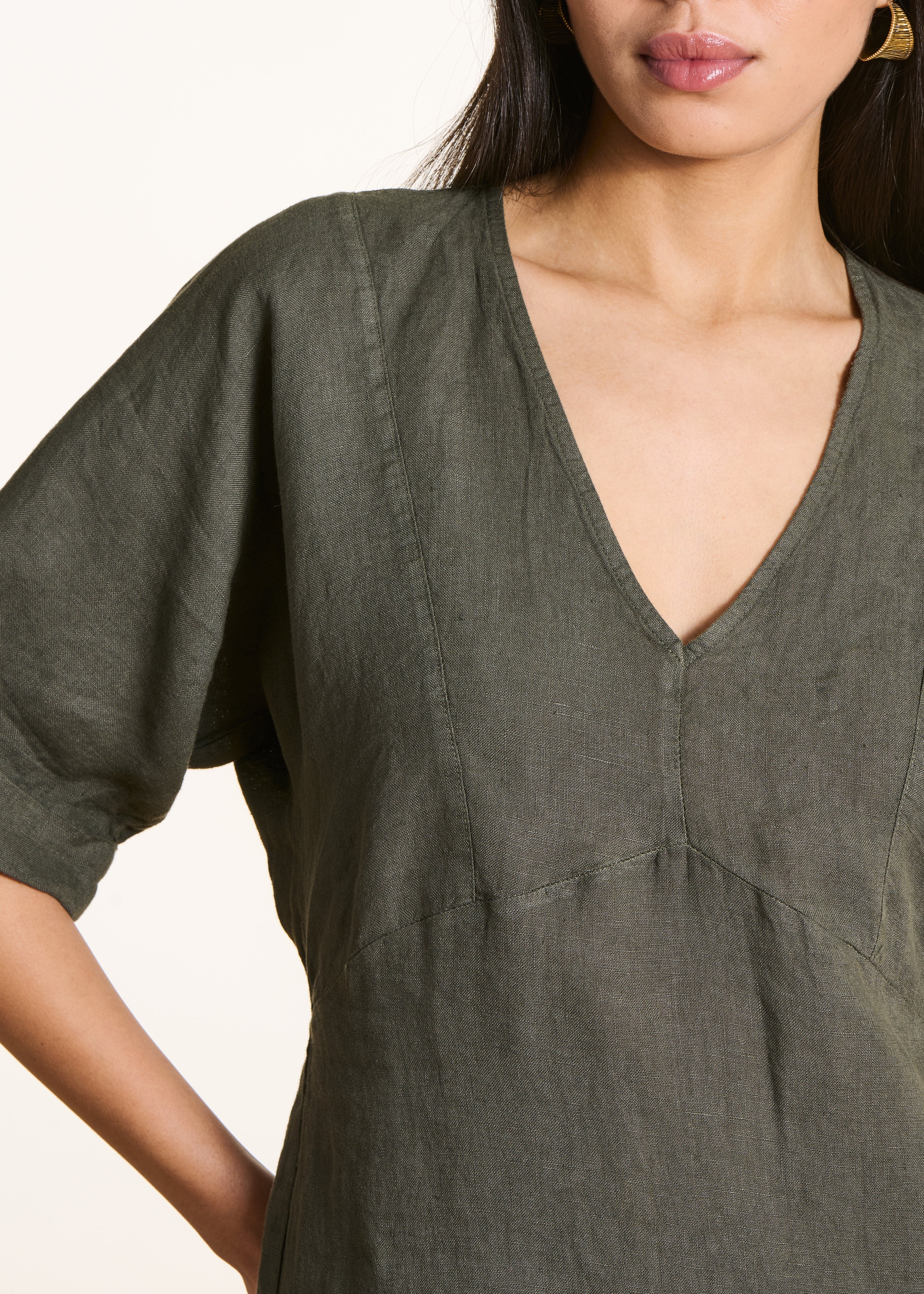 la-f-e-marabout-e-flavie-leinenkleid-khaki-v-ausschnitt-kurz image 4