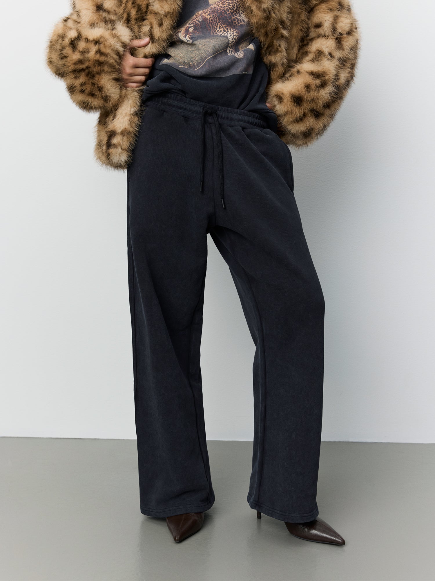 sofie-schnoor-women-gabbi-sweathose-washed-black-baumwolle image 5