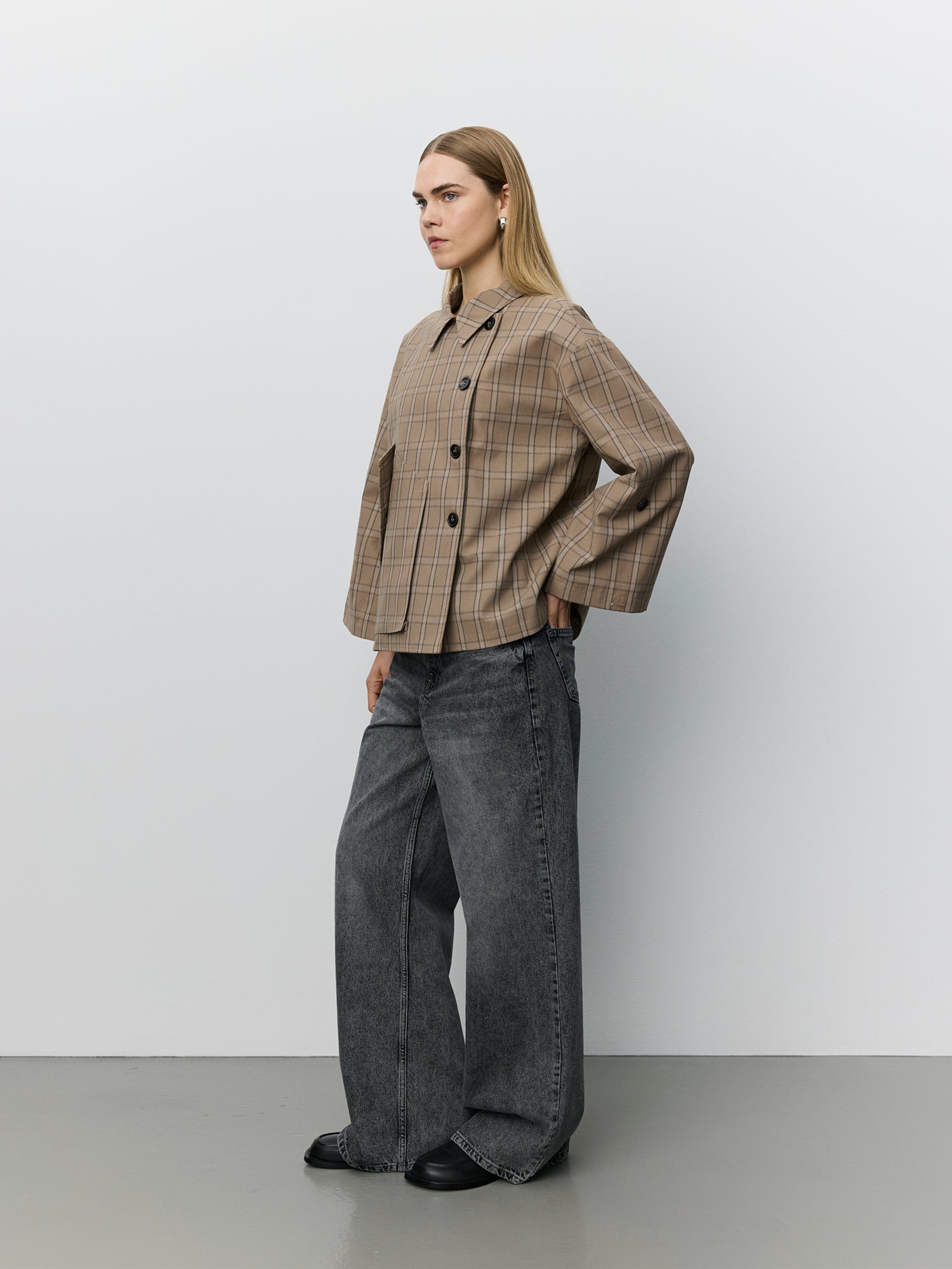 sofie-schnoor-agathasw-jacke-karo-hellbraun image 3
