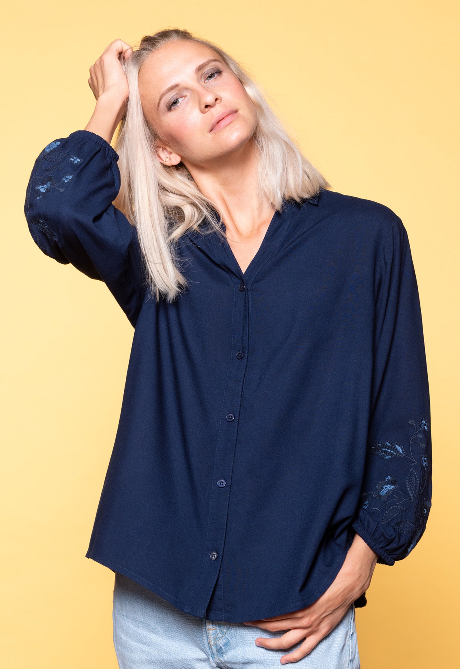 moshiki-s26top-sr5-hemdbluse-stickerei-wei-rayon image 2