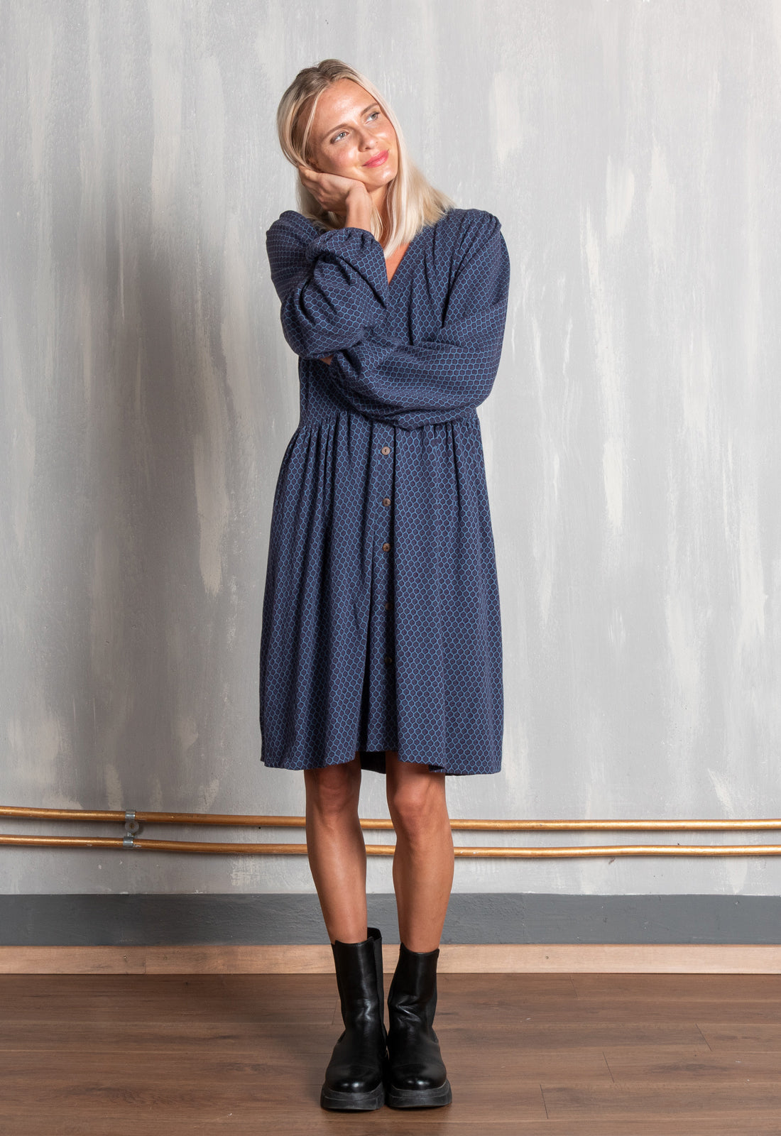 moshiki-dress-i-101-g8-kleid-blue-jacquard-v-ausschnitt image 1