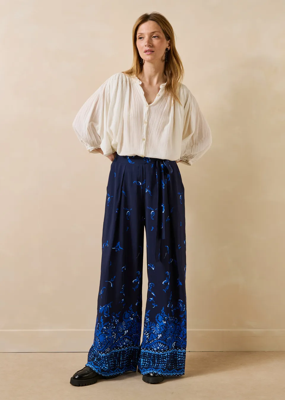 la-f-e-marabout-e-simba-hose-blau-weit-blumen-bindeg-rtel image 1