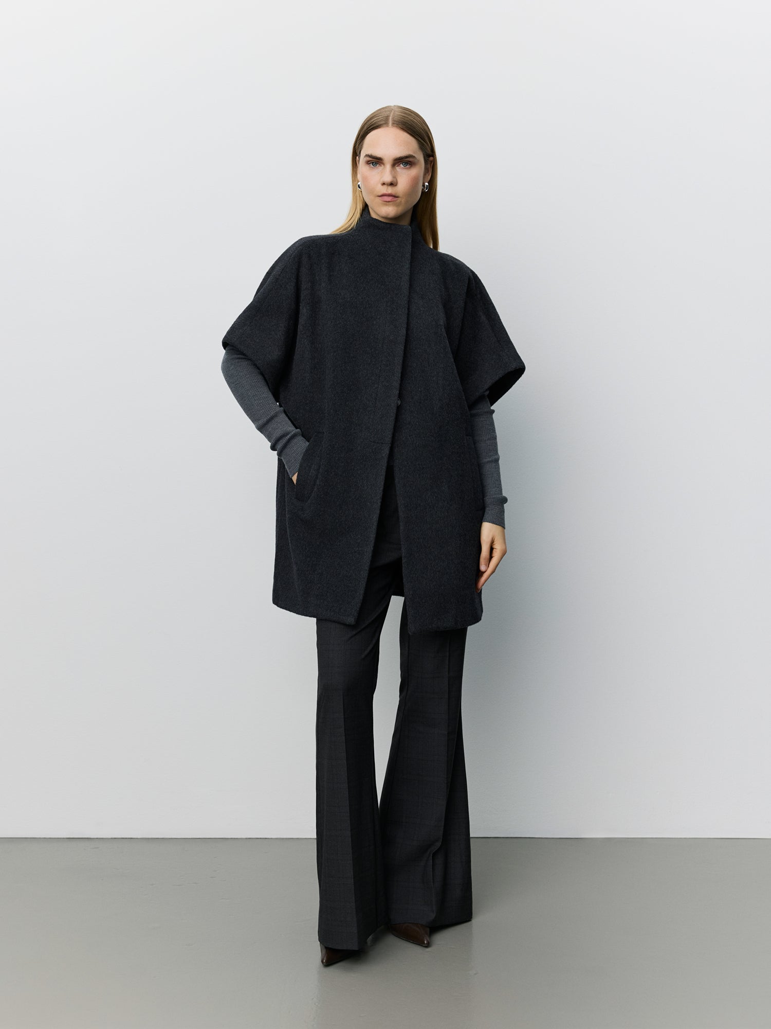 sofie-schnoor-women-palominasw-cape-dunkelgrau-wolle image 2