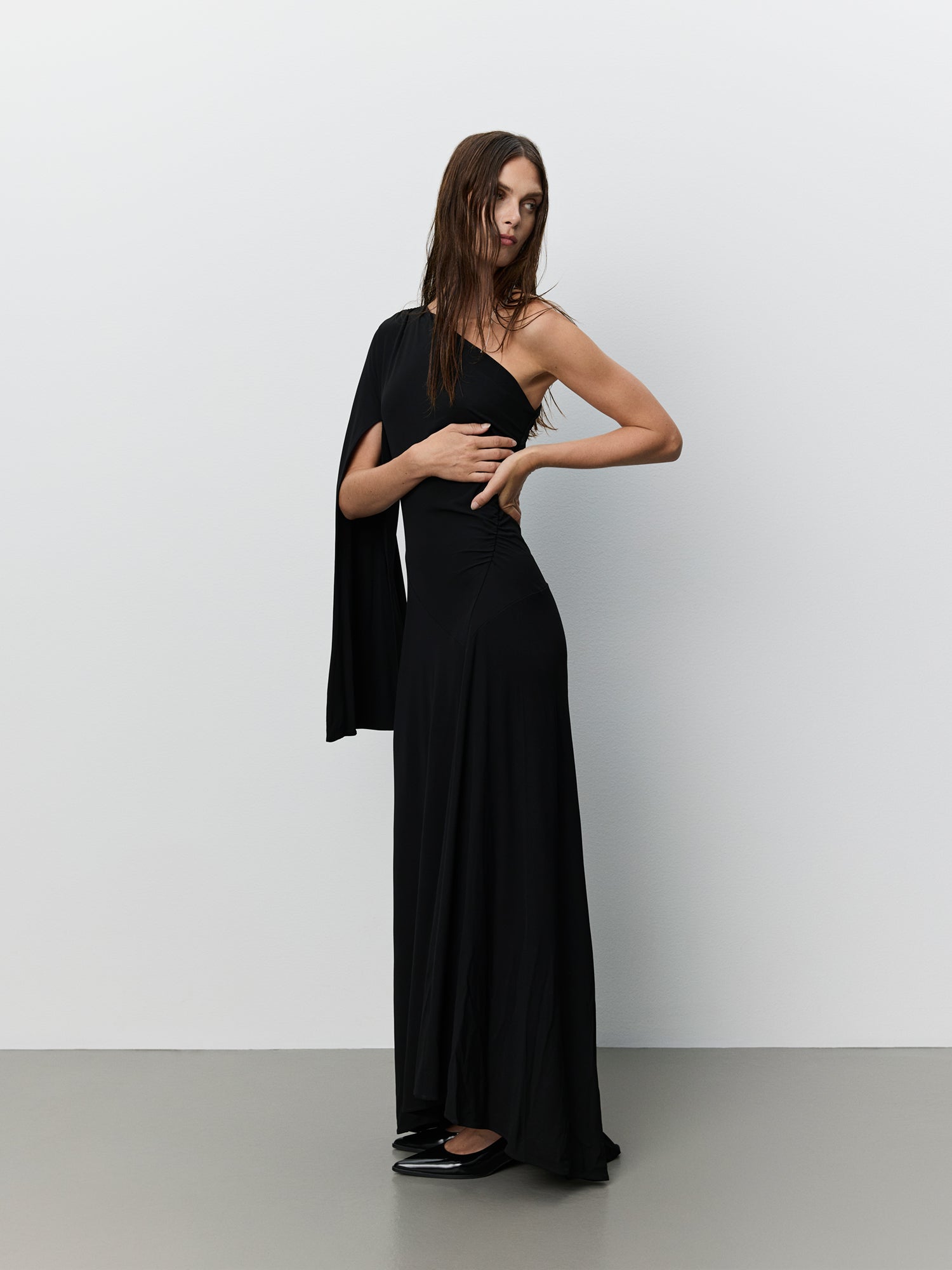 sofie-schnoor-women-icon-011-vikanasw-kleid-schwarz-one-shoulder image 3