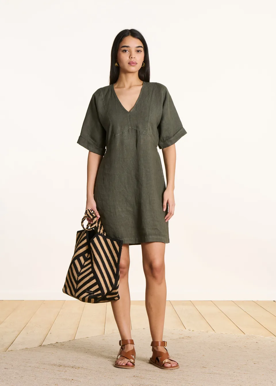la-f-e-marabout-e-flavie-leinenkleid-khaki-v-ausschnitt-kurz image 1