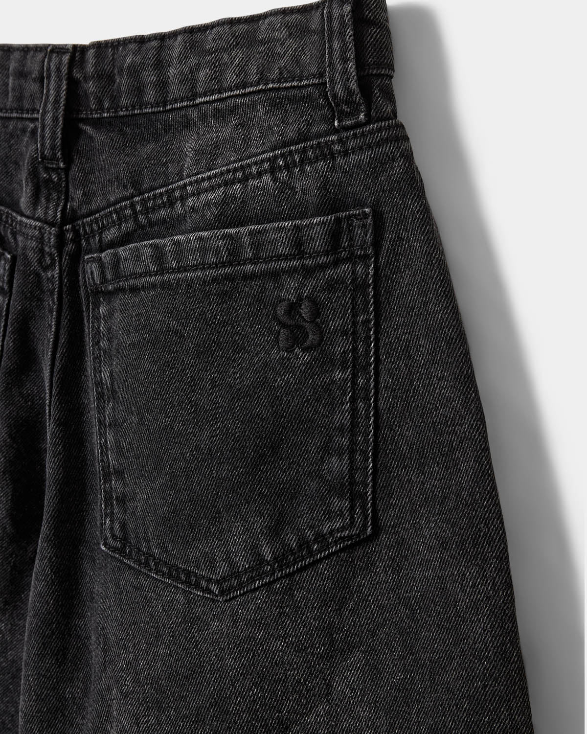 sofie-schnoor-young-stokesy-shorts-washed-black-weites-bein image 3