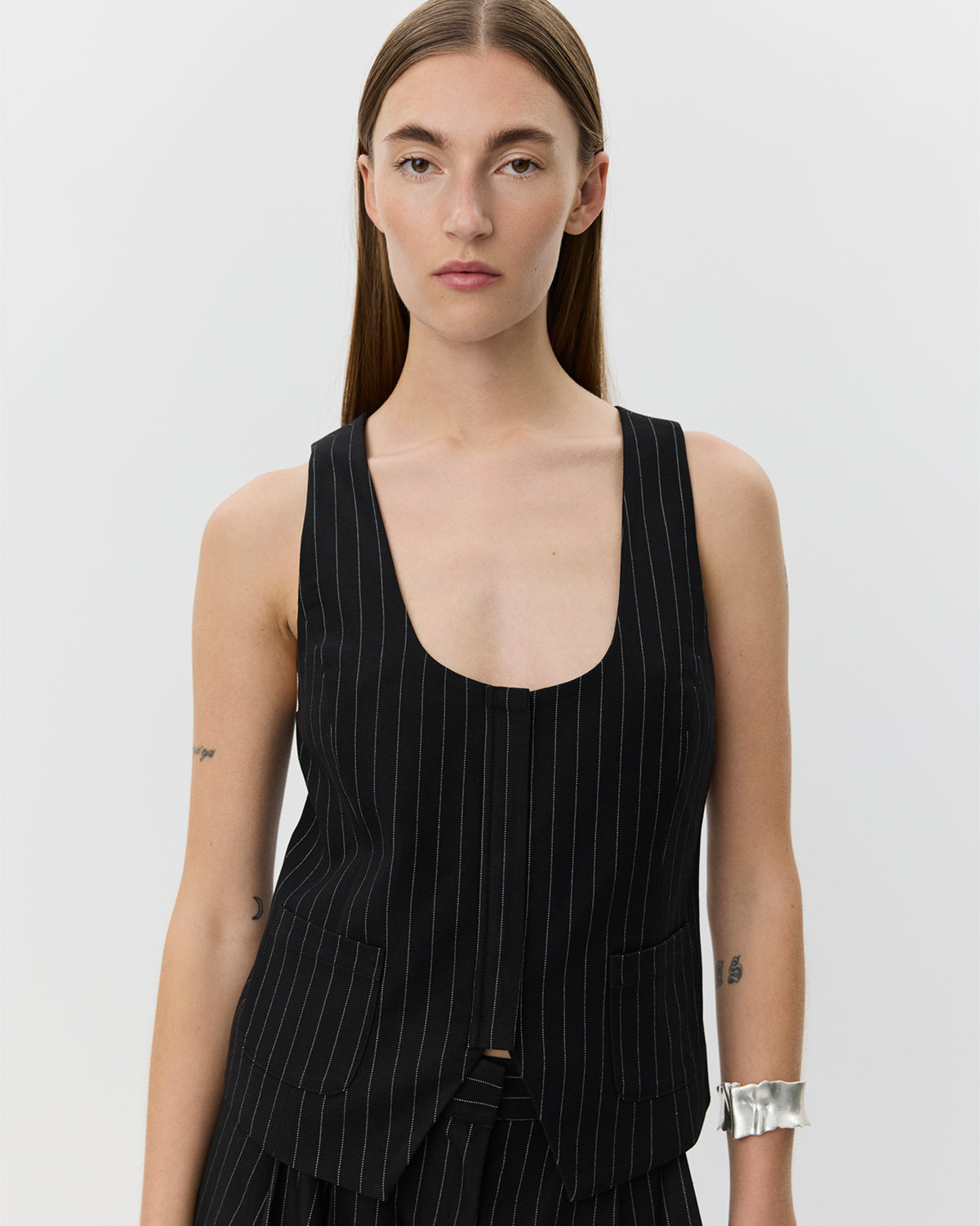 sofie-schnoor-women-yokosw-weste-white-black-striped-nadelstreifen image 5