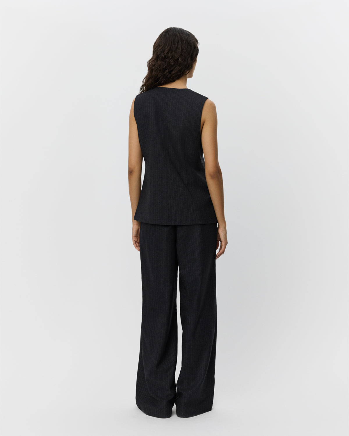 sofie-schnoor-women-merthasw-weste-schwarz-nadelstreifen image 4
