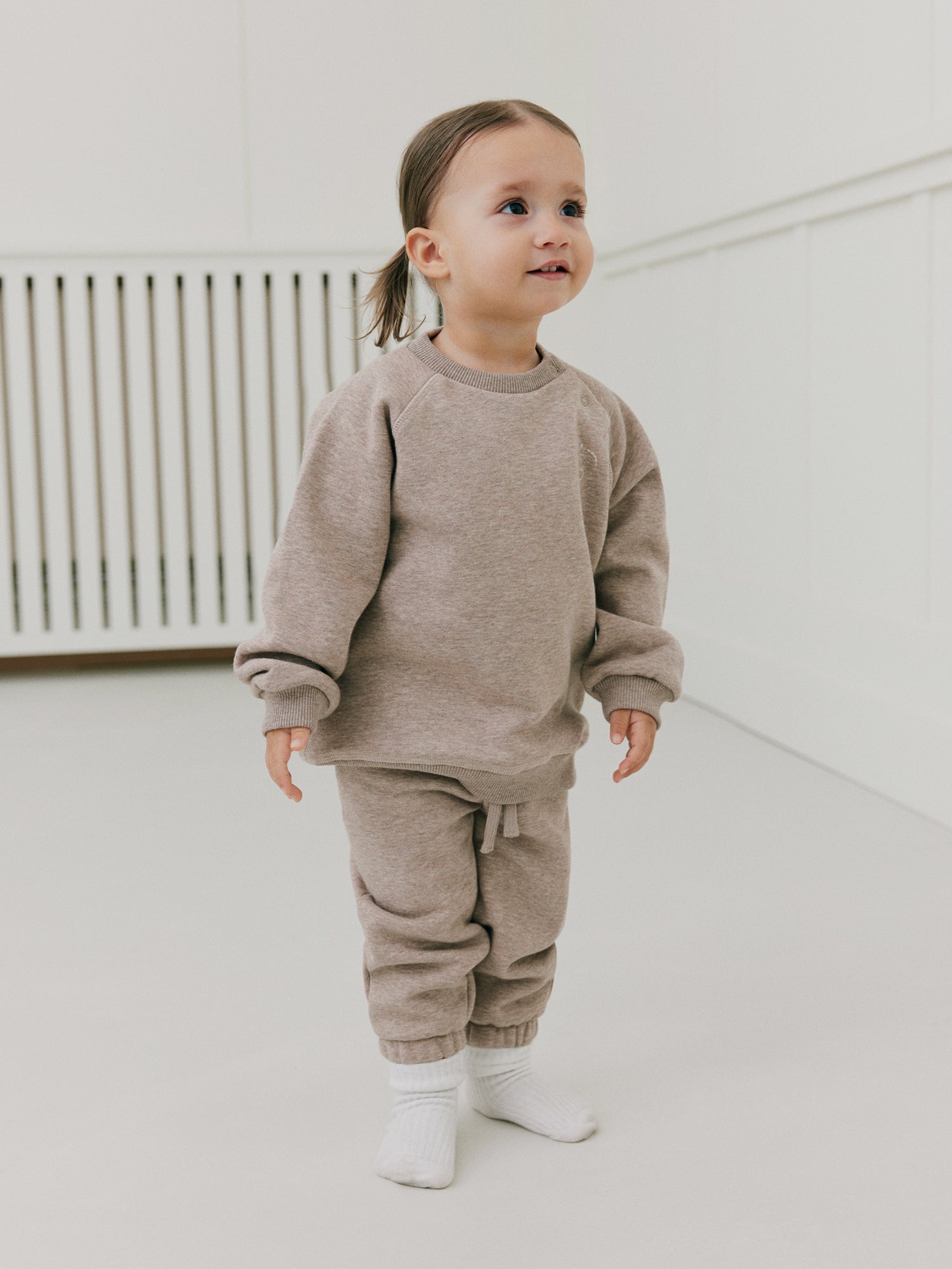 sofie-schnoor-kids-eliskb-sweatshirt-braun-kirschprint image 2