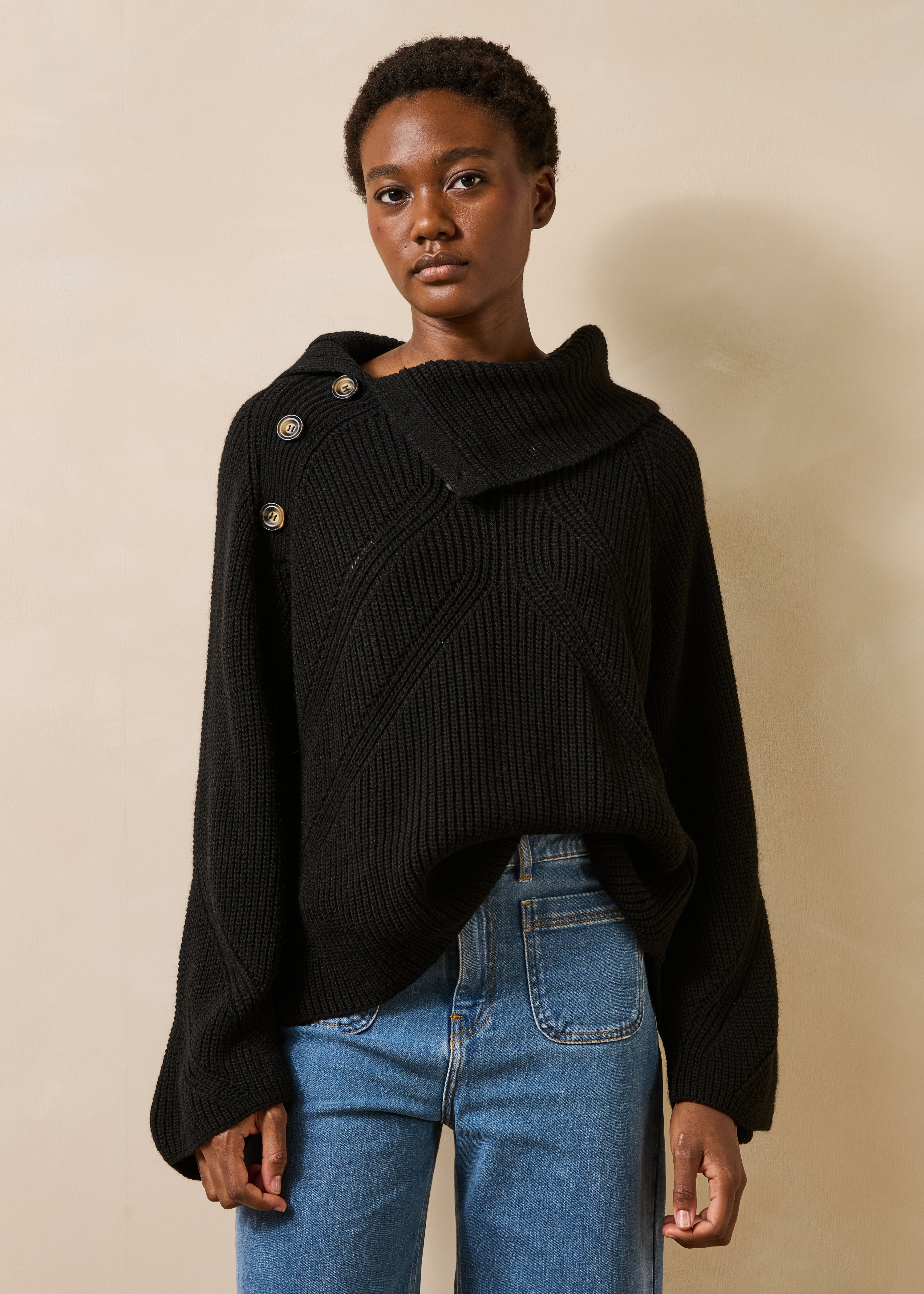 la-f-e-marabout-e-galacto-pullover-schwarz-rippstrick-knopf image 1