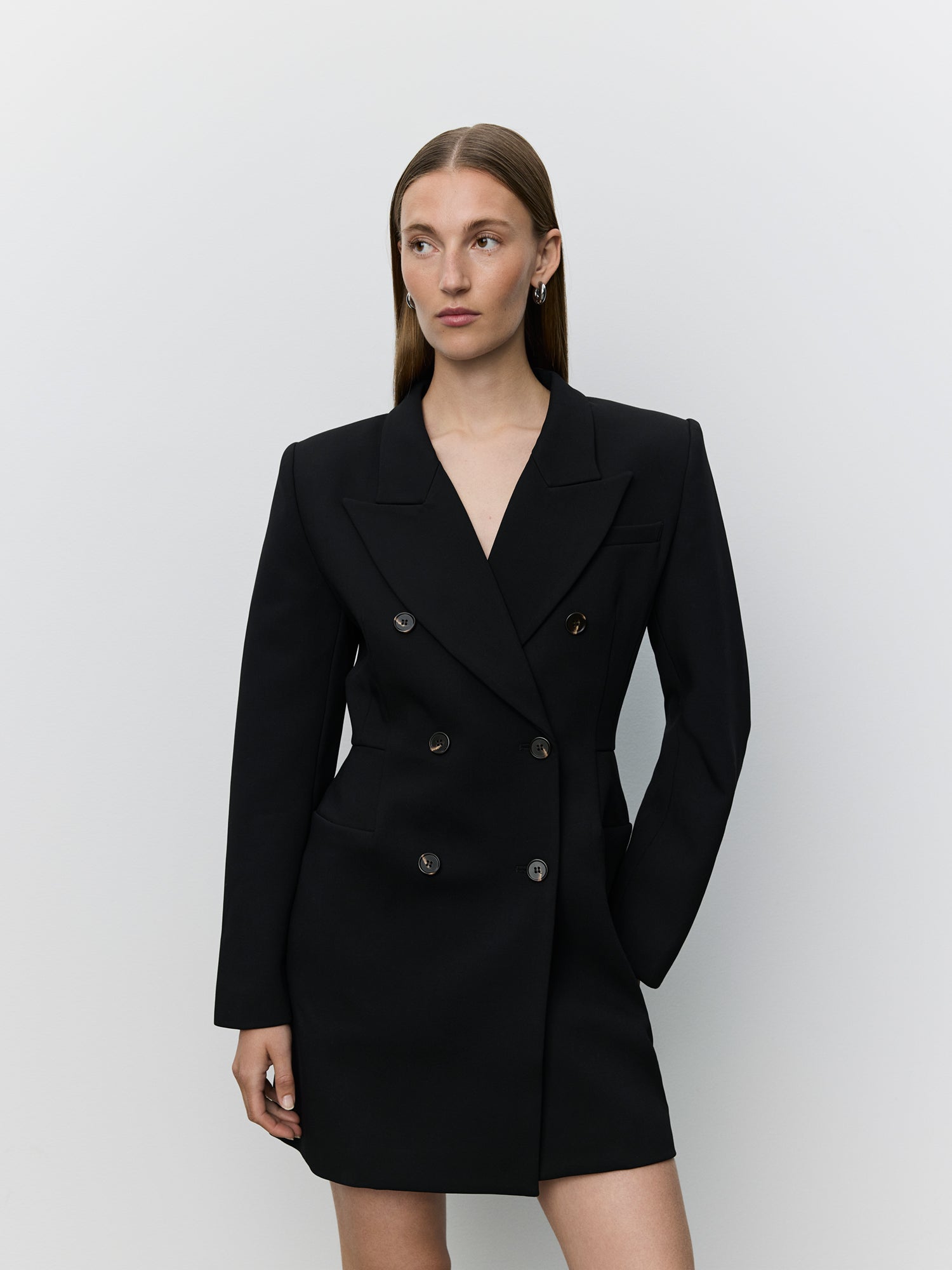 sofie-schnoor-women-avinorasw-blazerkleid-schwarz-tailliert-6-knopf image 5