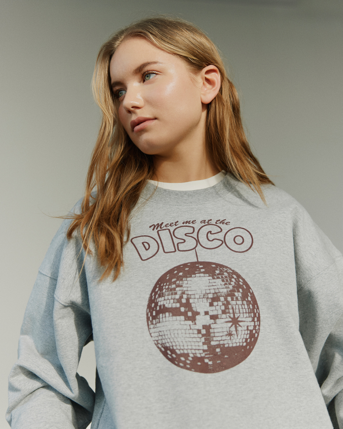 sofie-schnoor-young-elisy-sweatshirt-grau-disco-print image 2