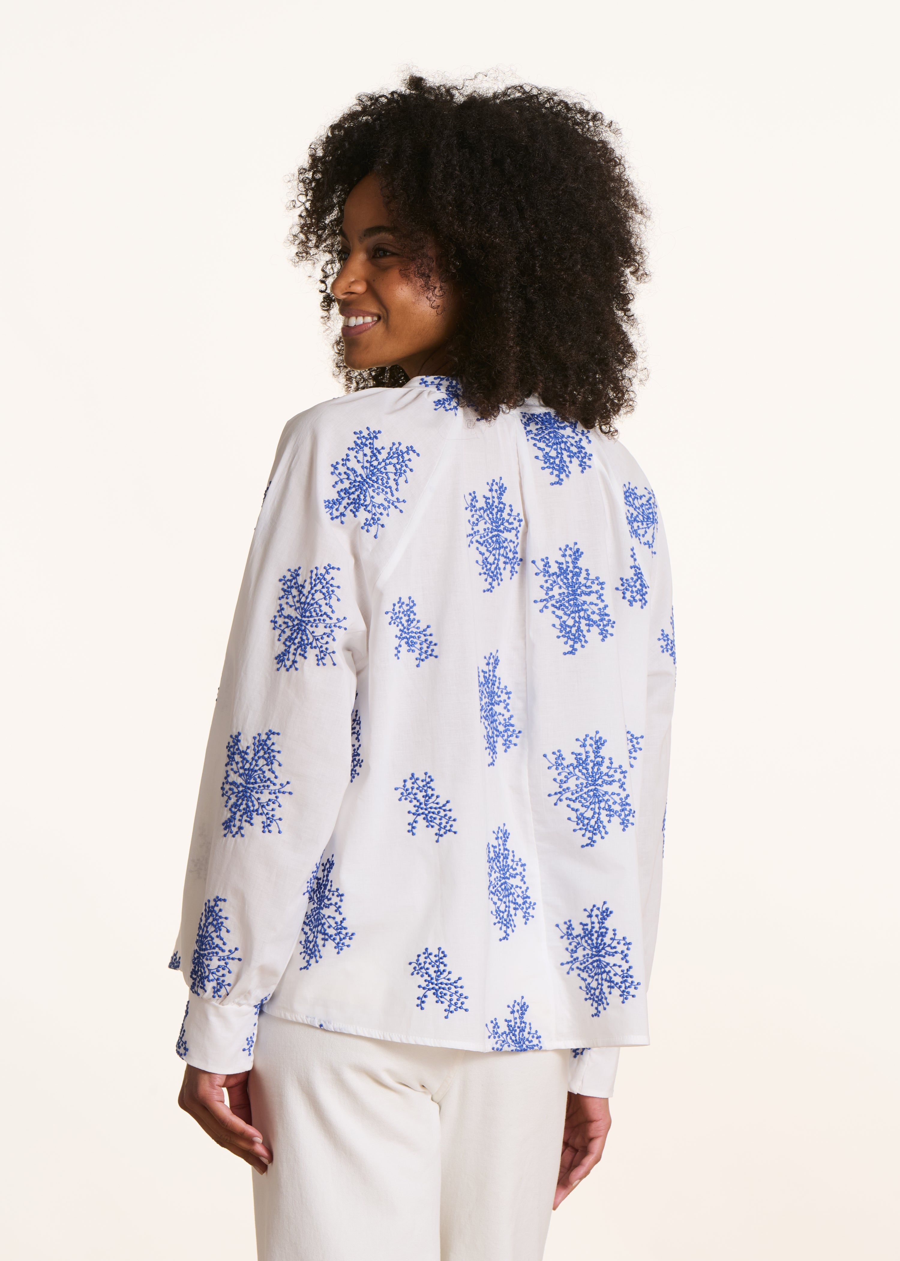 la-f-e-marabout-e-eji-bluse-ecru-blau-stickerei-oversize image 3