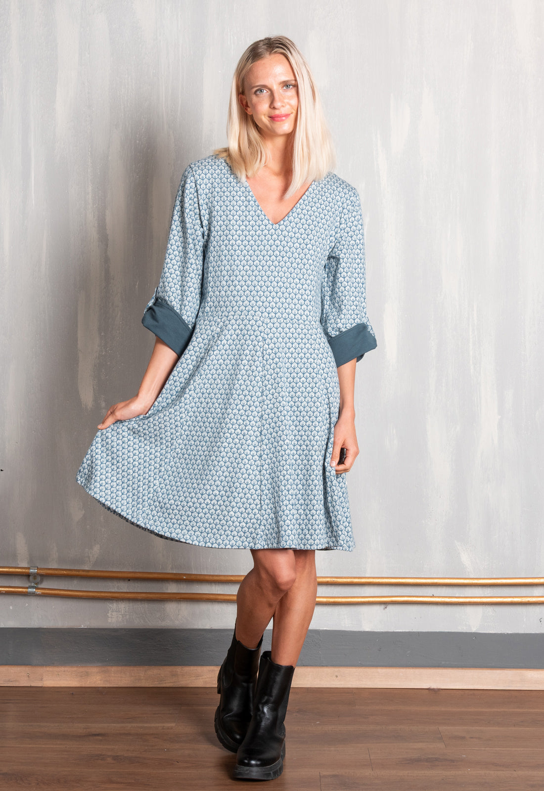 moshiki-w25dress-g5-kleid-jacquard-90-cm-v-ausschnitt image 5