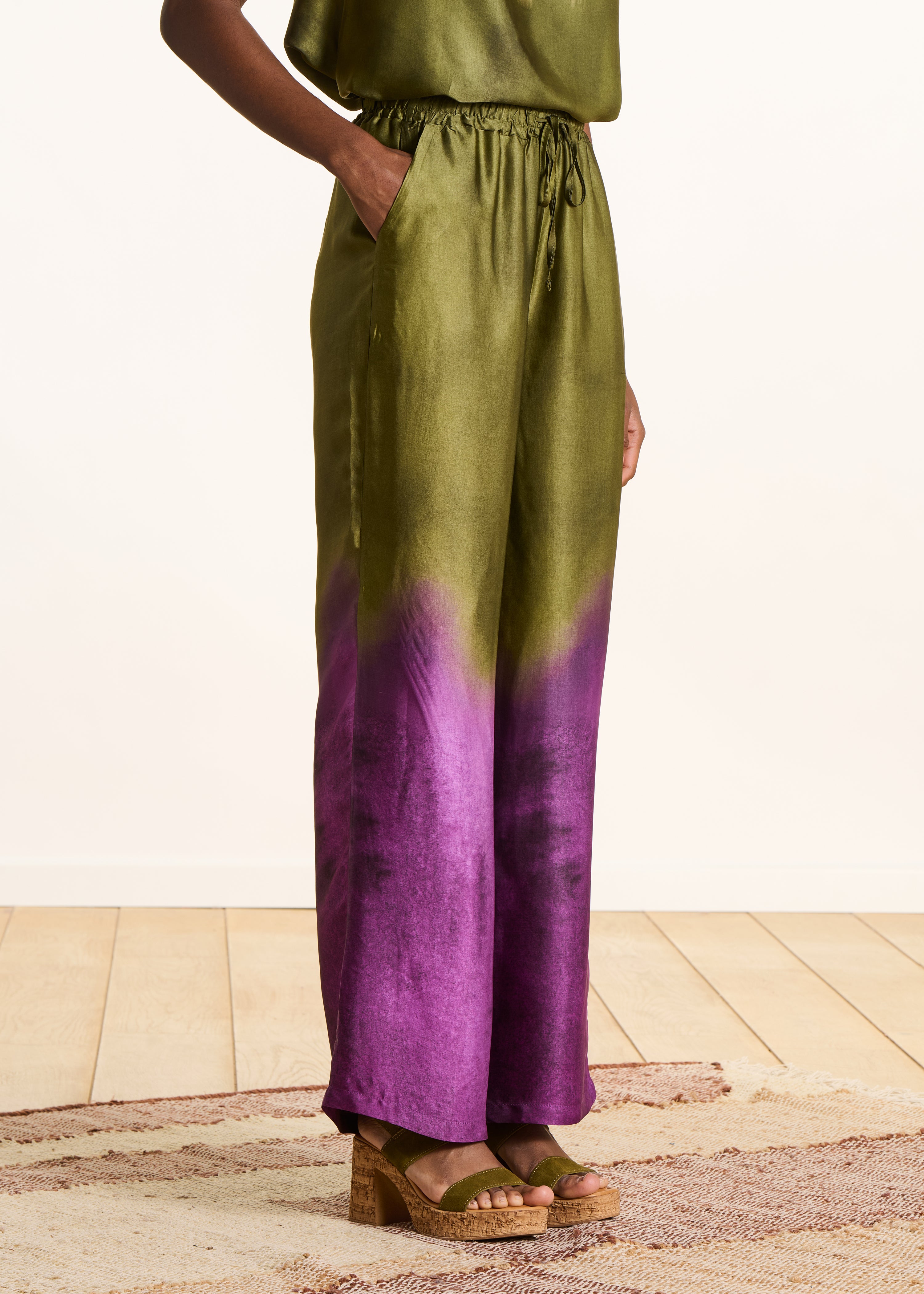 la-f-e-marabout-e-bacchia-satin-hose-gr-n-tie-dye-weit image 2
