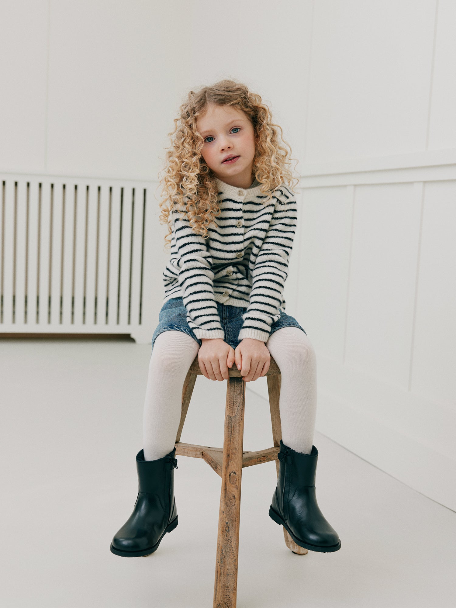 sofie-schnoor-kids-cissekb-cardigan-off-white-striped-wolle image 4