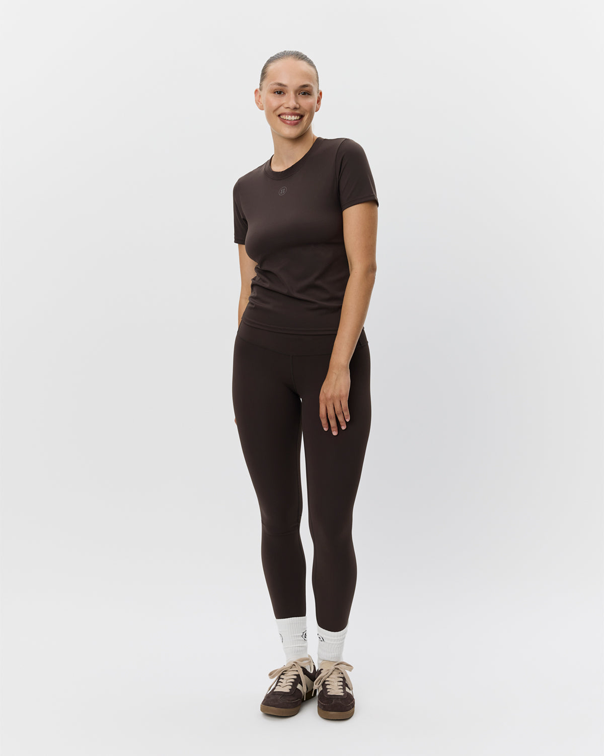 sofie-schnoor-sport-elviraspo-t-shirt-dunkelbraun-seamless image 2
