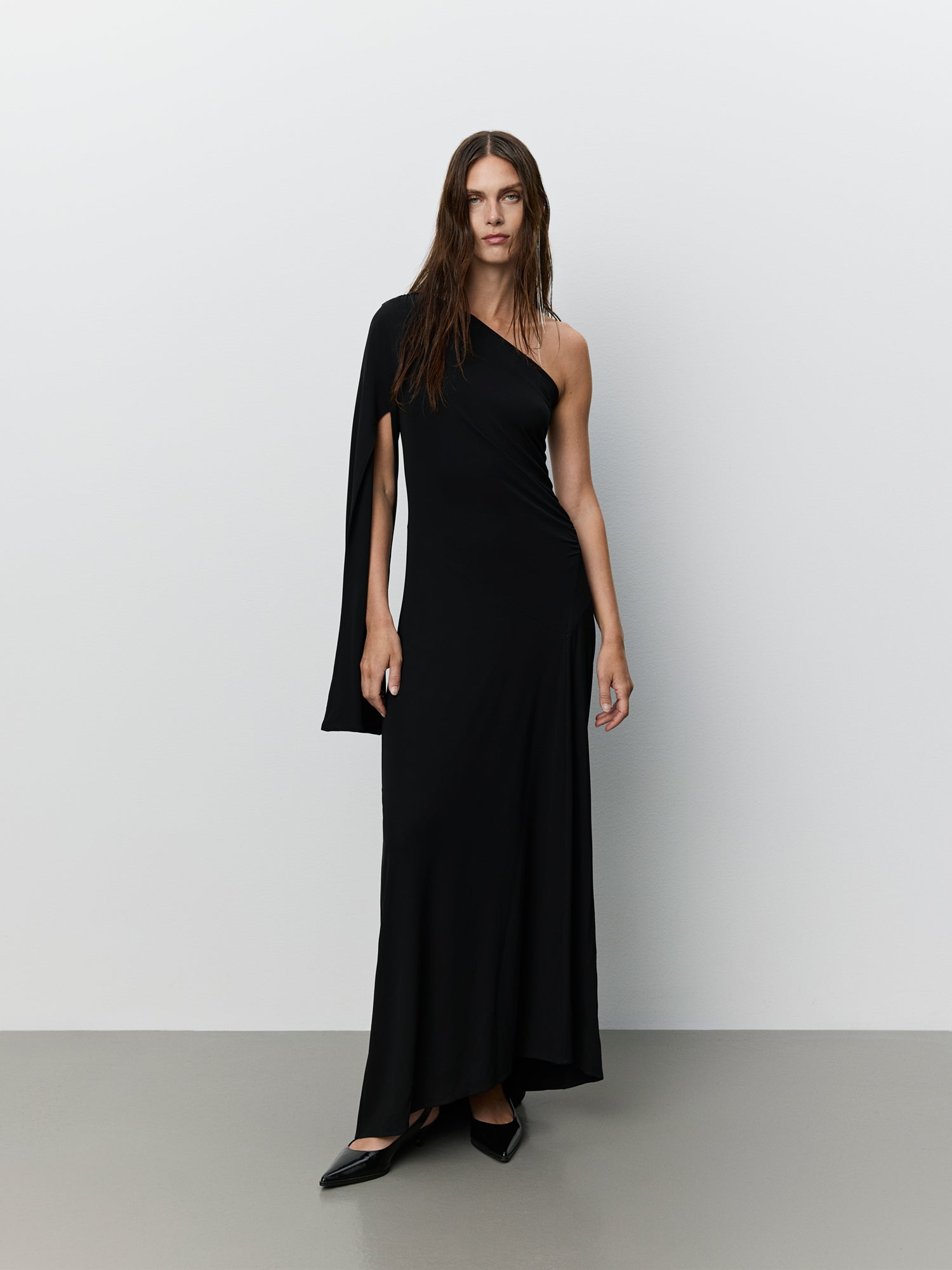 sofie-schnoor-women-icon-011-vikanasw-kleid-schwarz-one-shoulder image 2