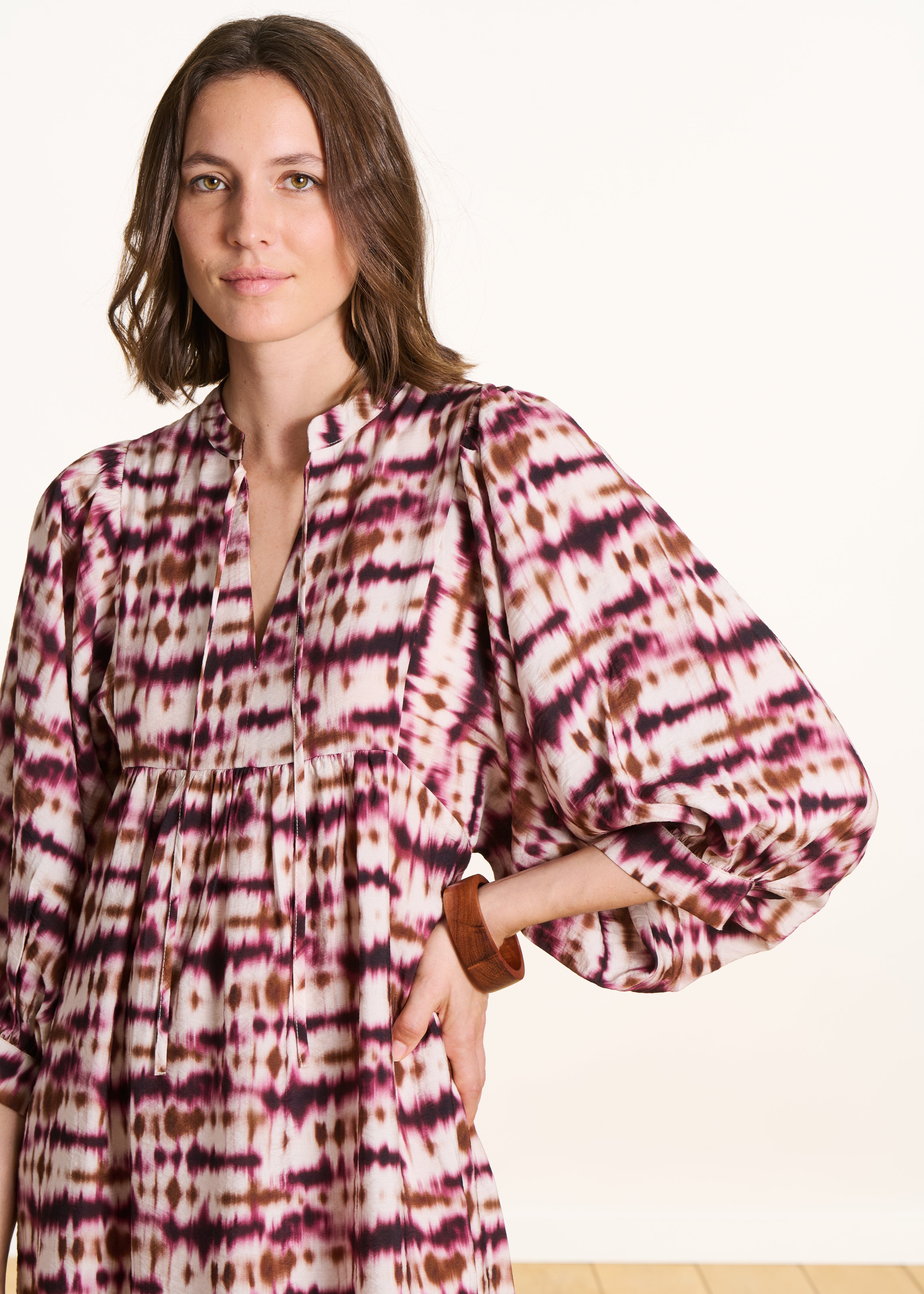 la-f-e-marabout-e-demba-maxikleid-tie-dye-bordeaux image 4