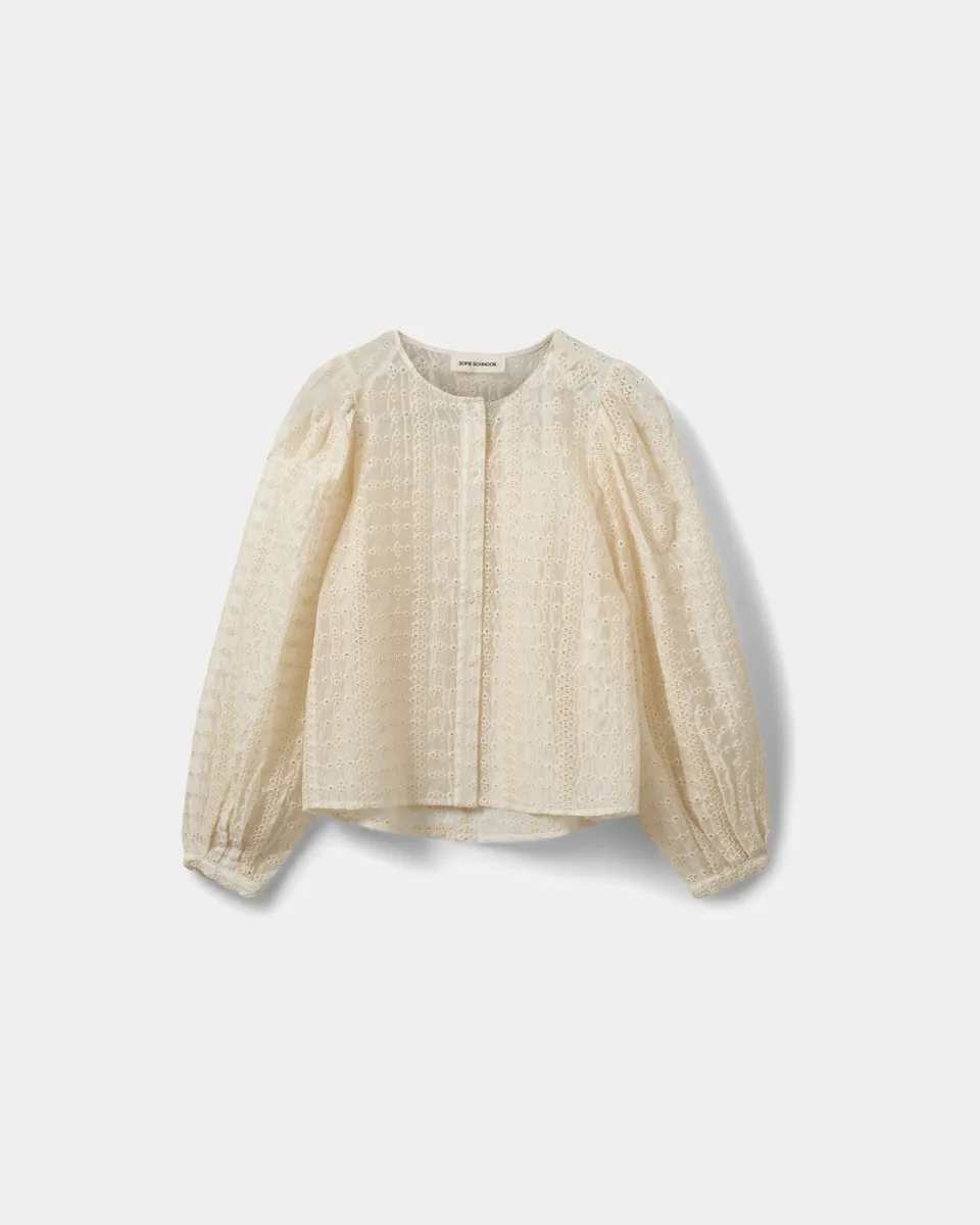 sofie-schnoor-corasw-bluse-creme-lochstickerei image 1