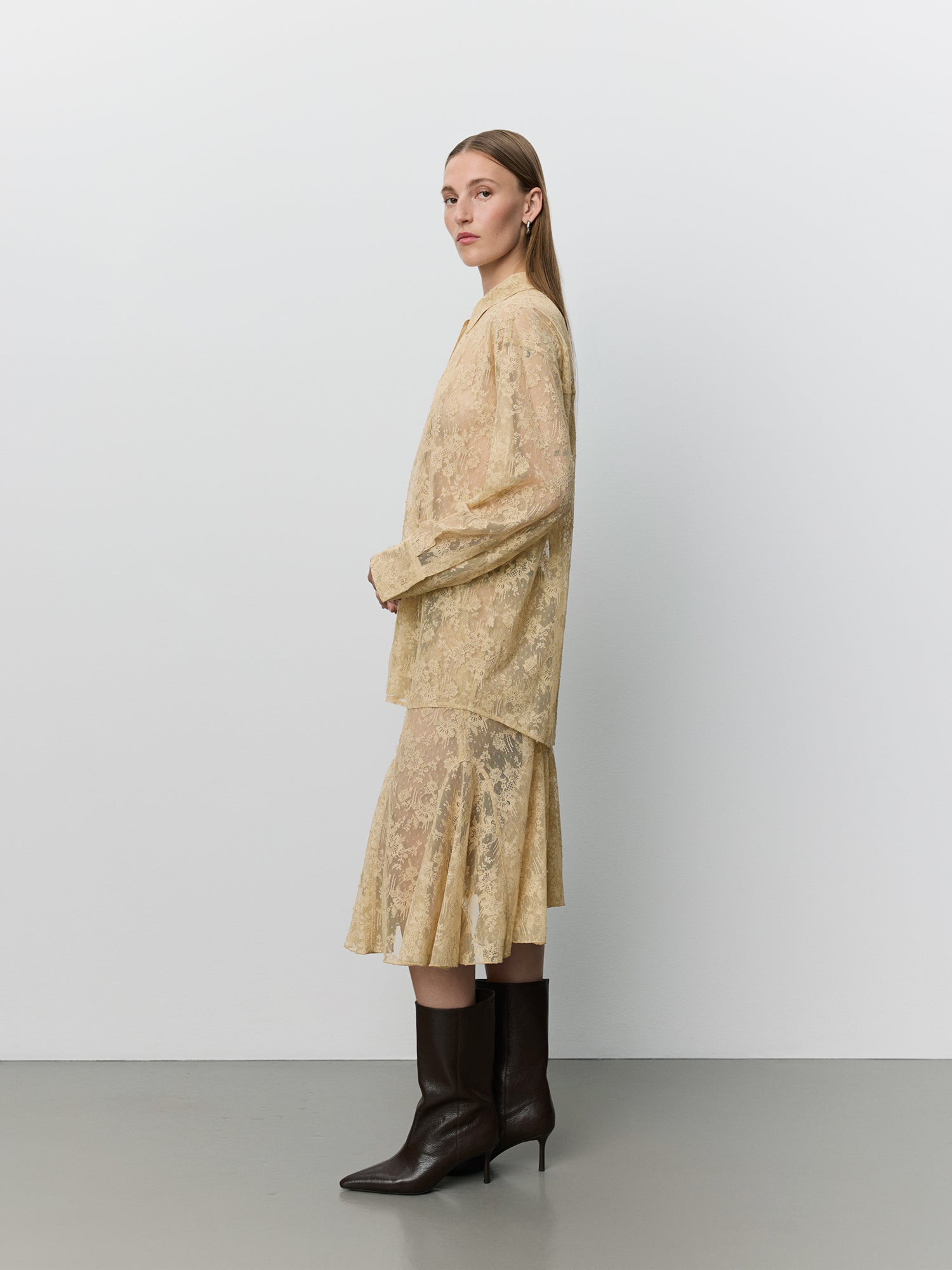 sofie-schnoor-women-sylvinesw-bluse-sand-spitze-oversize image 3