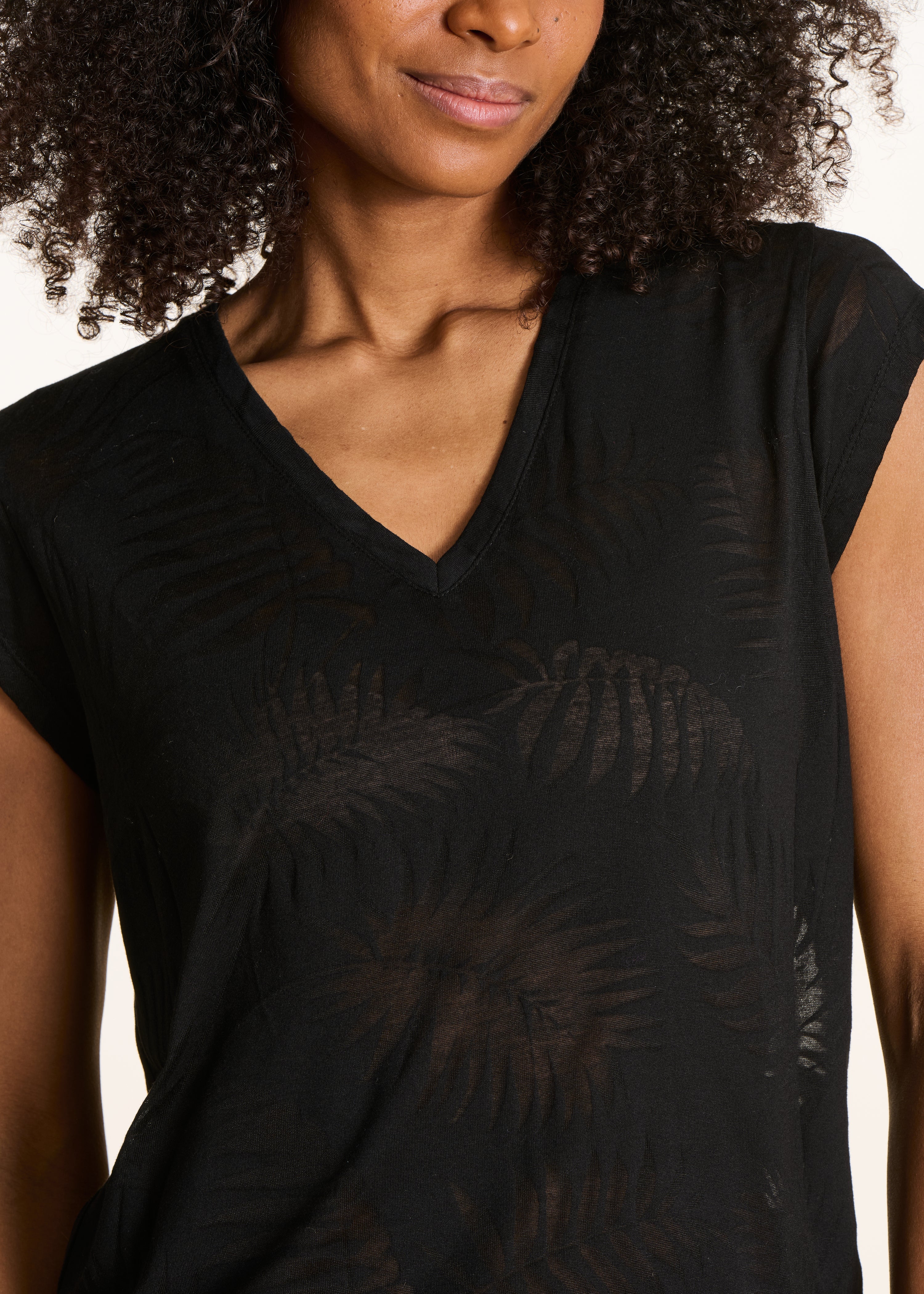 la-f-e-marabout-e-davia-t-shirt-schwarz-v-ausschnitt image 4