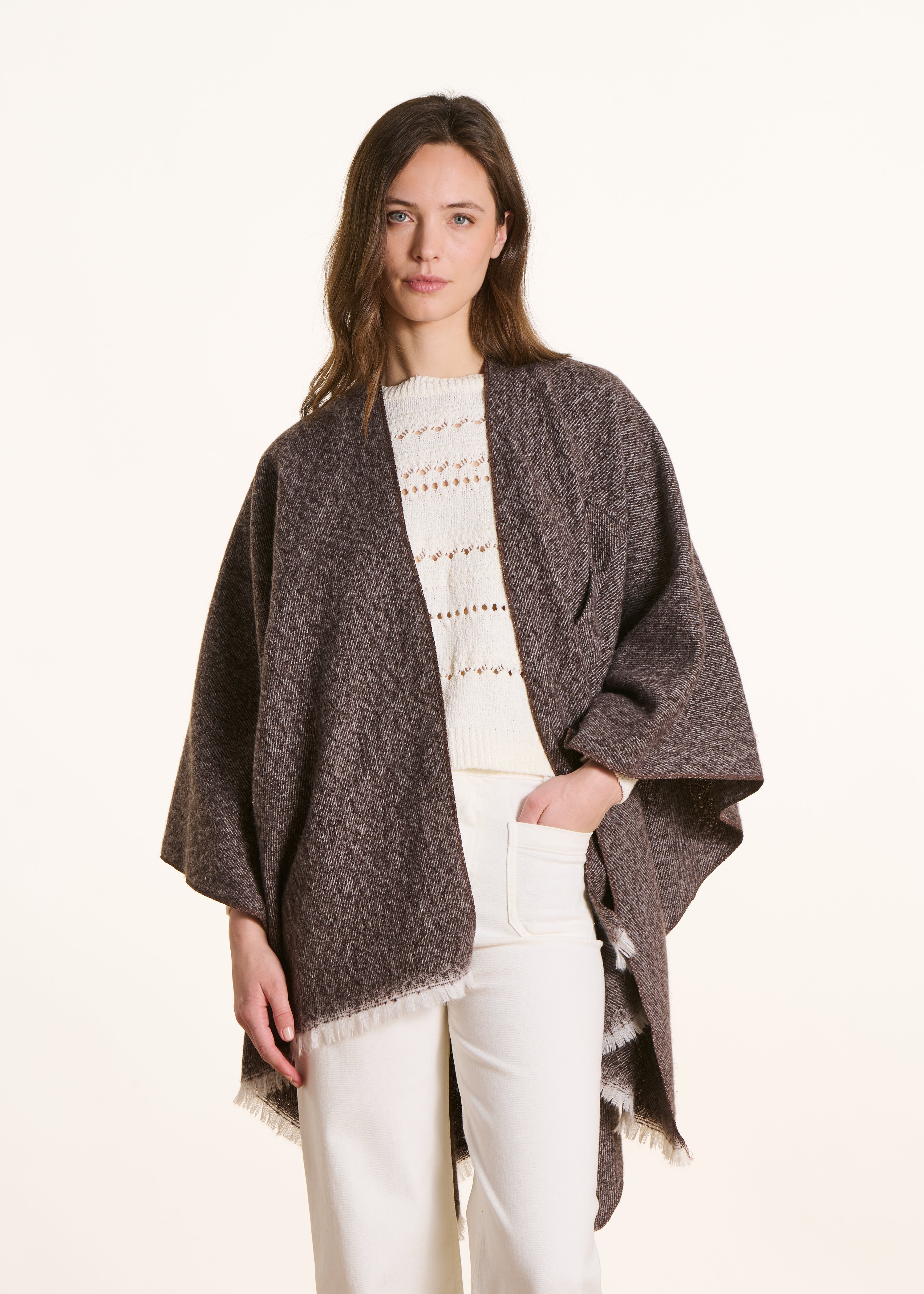 la-f-e-marabout-e-essia-poncho-taupe-mit-fransen image 2