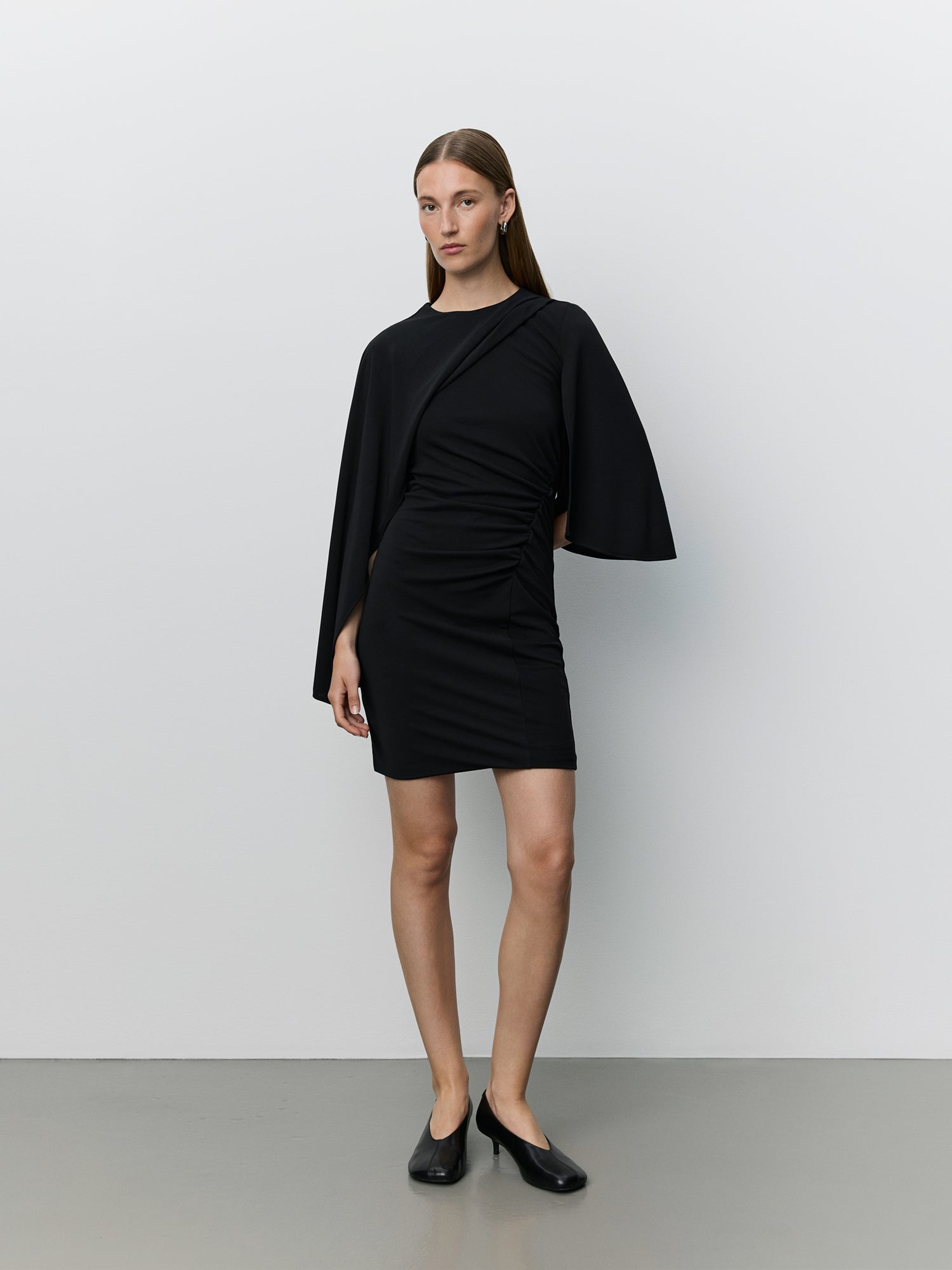 sofie-schnoor-carliasw-mini-dress-kleid-schwarz-cape image 2