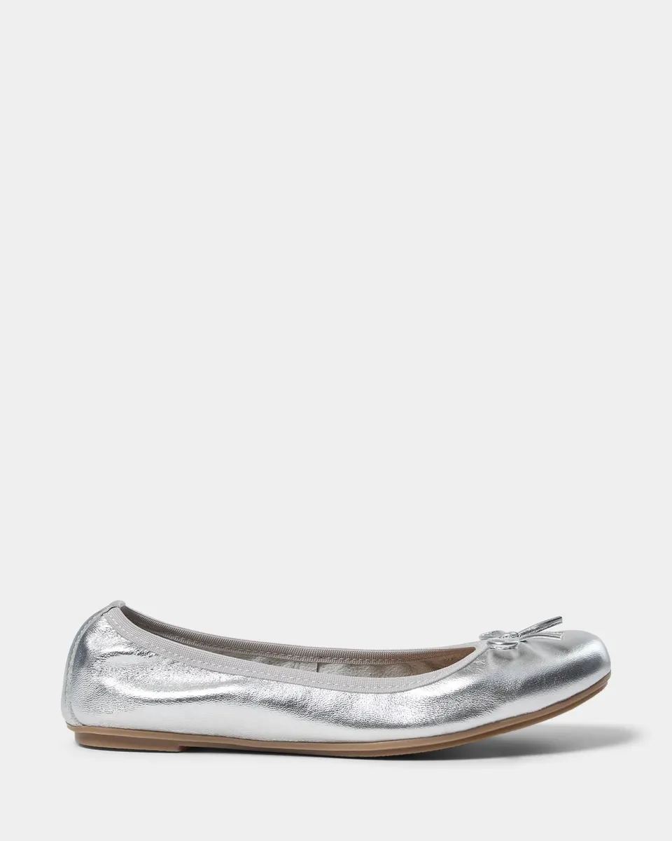 sofie-schnoor-young-malousy-ballerina-silber-leder-schleife image 1