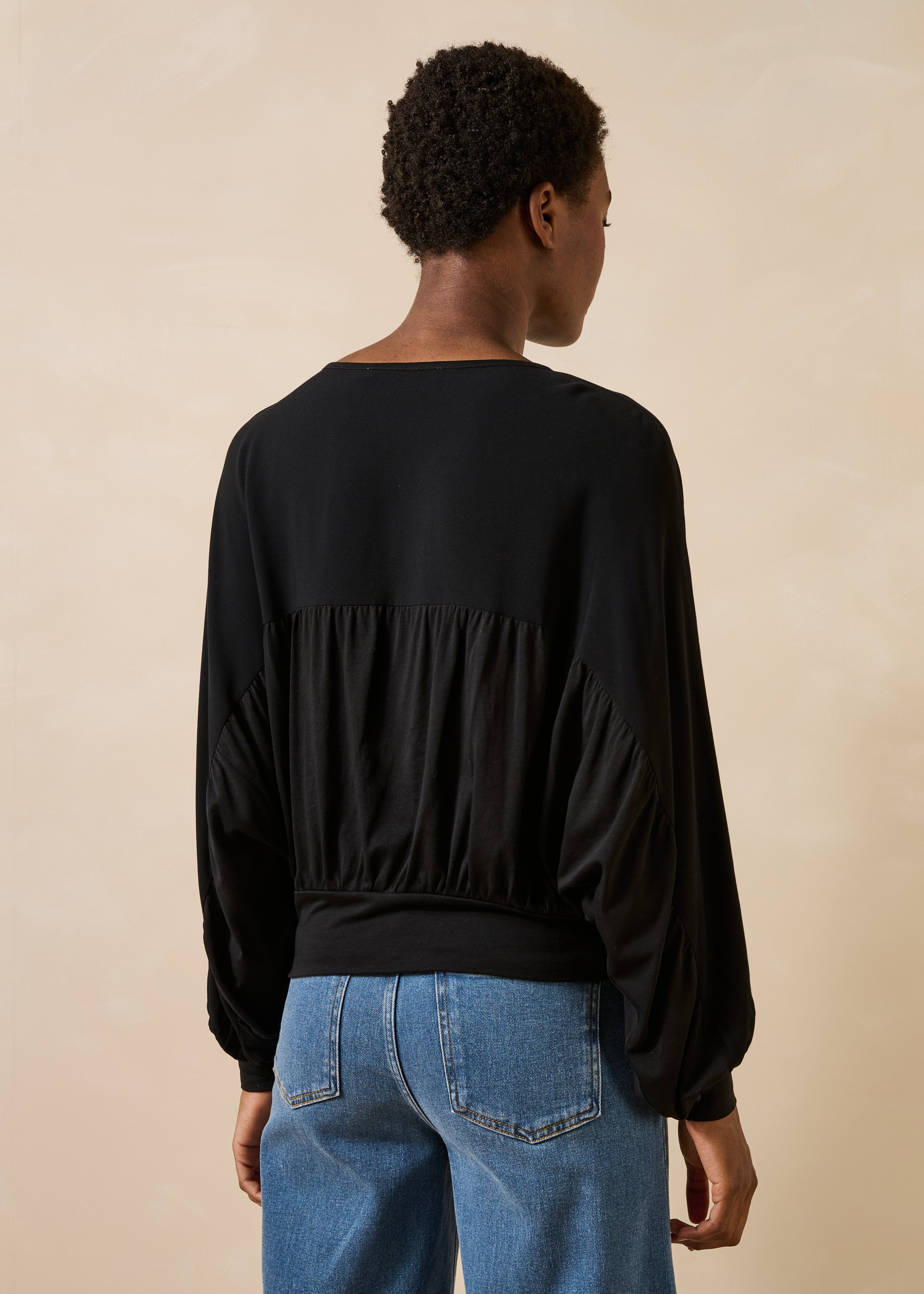la-f-e-marabout-e-golette-t-shirt-schwarz-boot-ausschnitt image 3