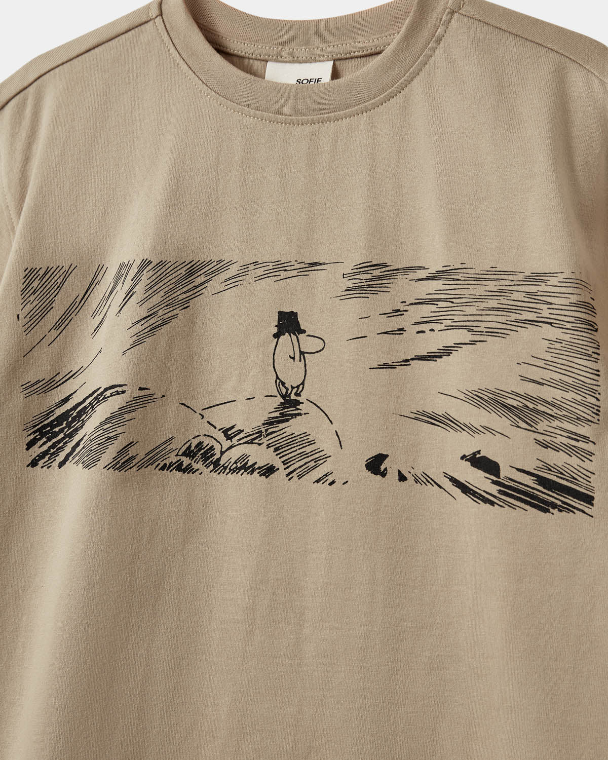 sofie-schnoor-young-verinasy-t-shirt-sand-moomin-print image 3