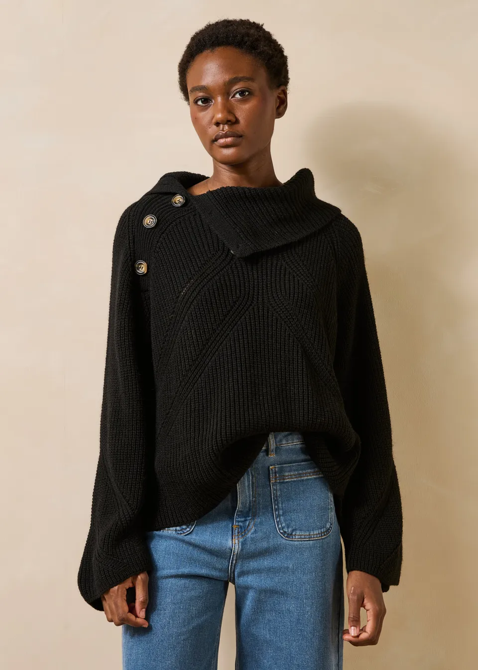 la-f-e-marabout-e-galacto-pullover-schwarz-rippstrick-knopf image 1