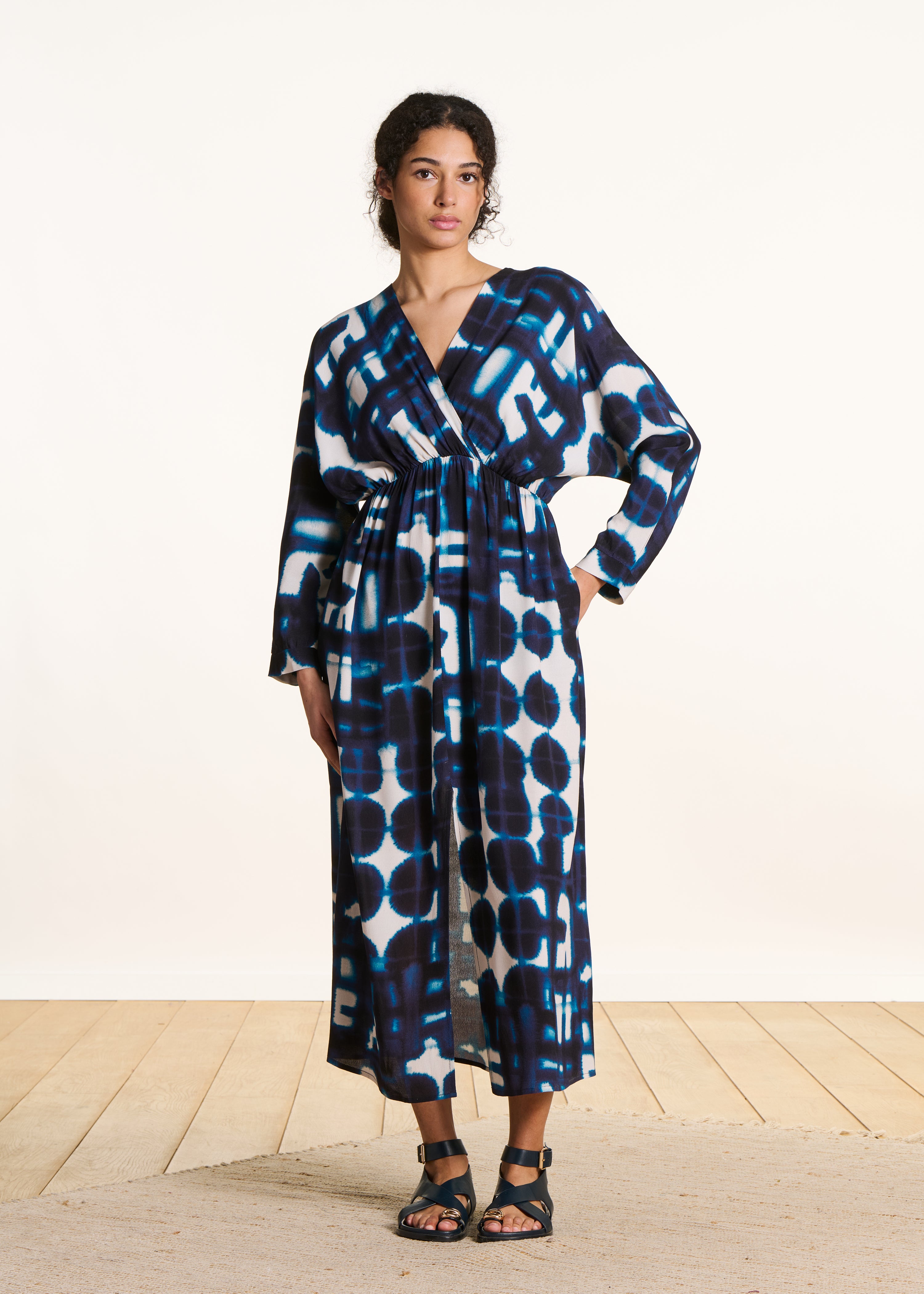 la-f-e-marabout-e-edacre-kleid-blau-lang-ecovero-schlitz image 1