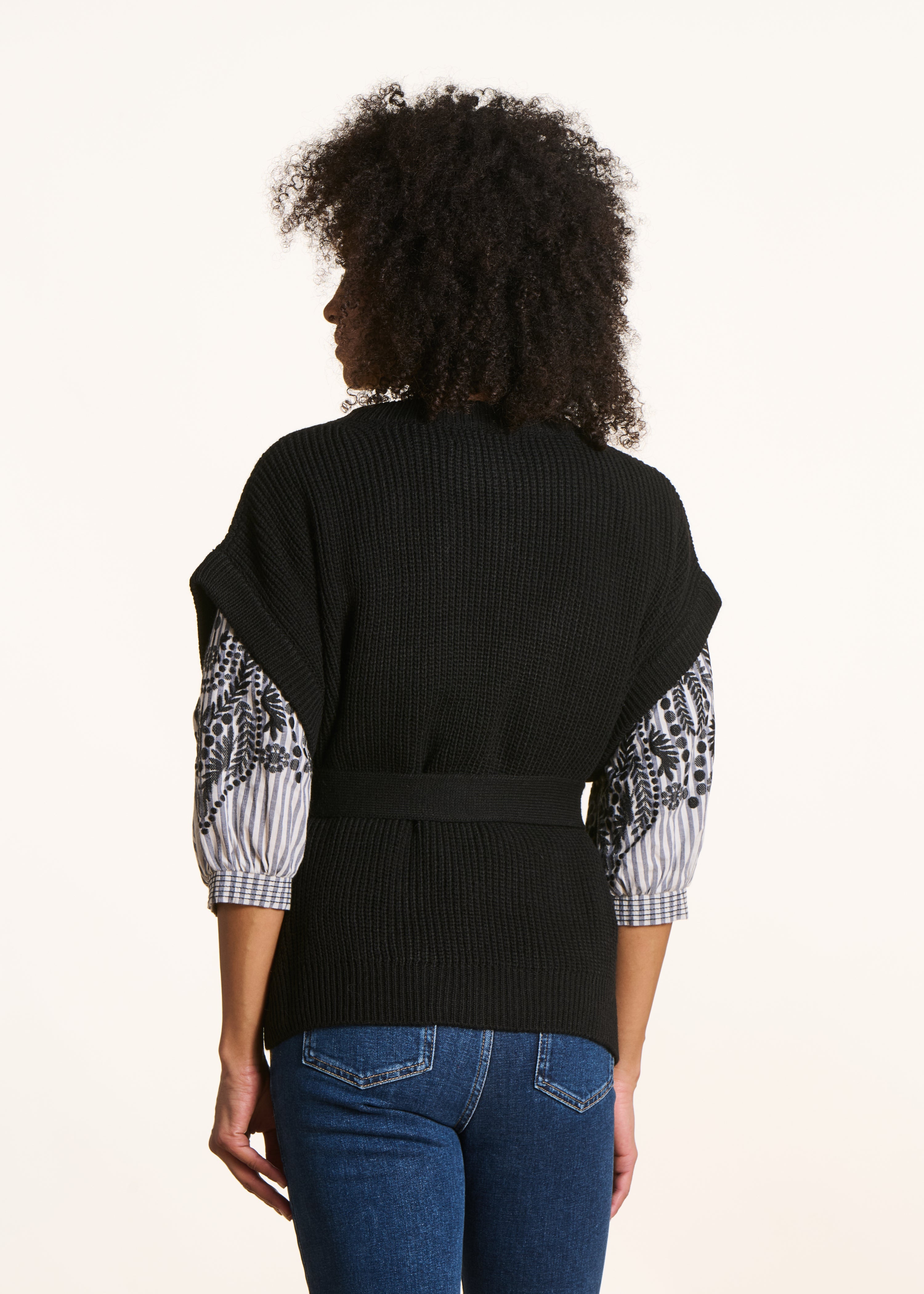 la-f-e-marabout-e-ewen-gilet-schwarz-strickjacke-mit-g-rtel image 3