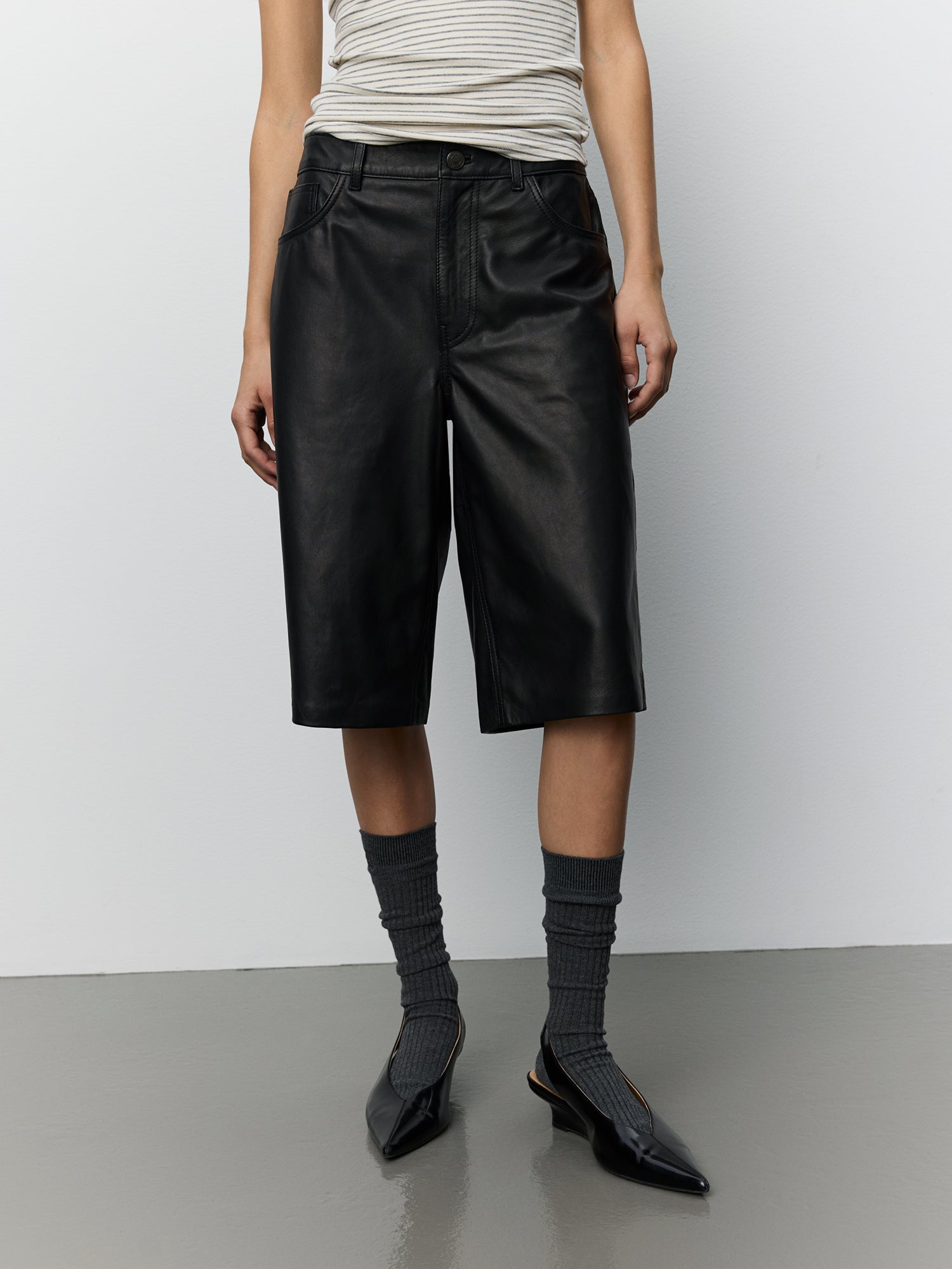 sofie-schnoor-women-vokesw-leder-shorts-schwarz-lammleder image 5