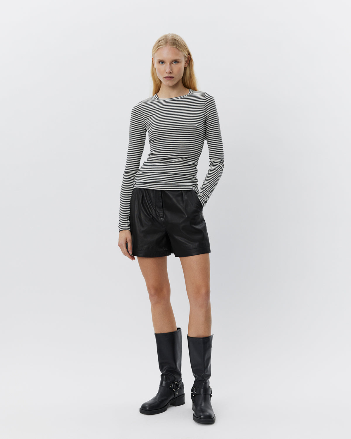 sofie-schnoor-women-jannasw-ledershorts-schwarz-echtleder image 2