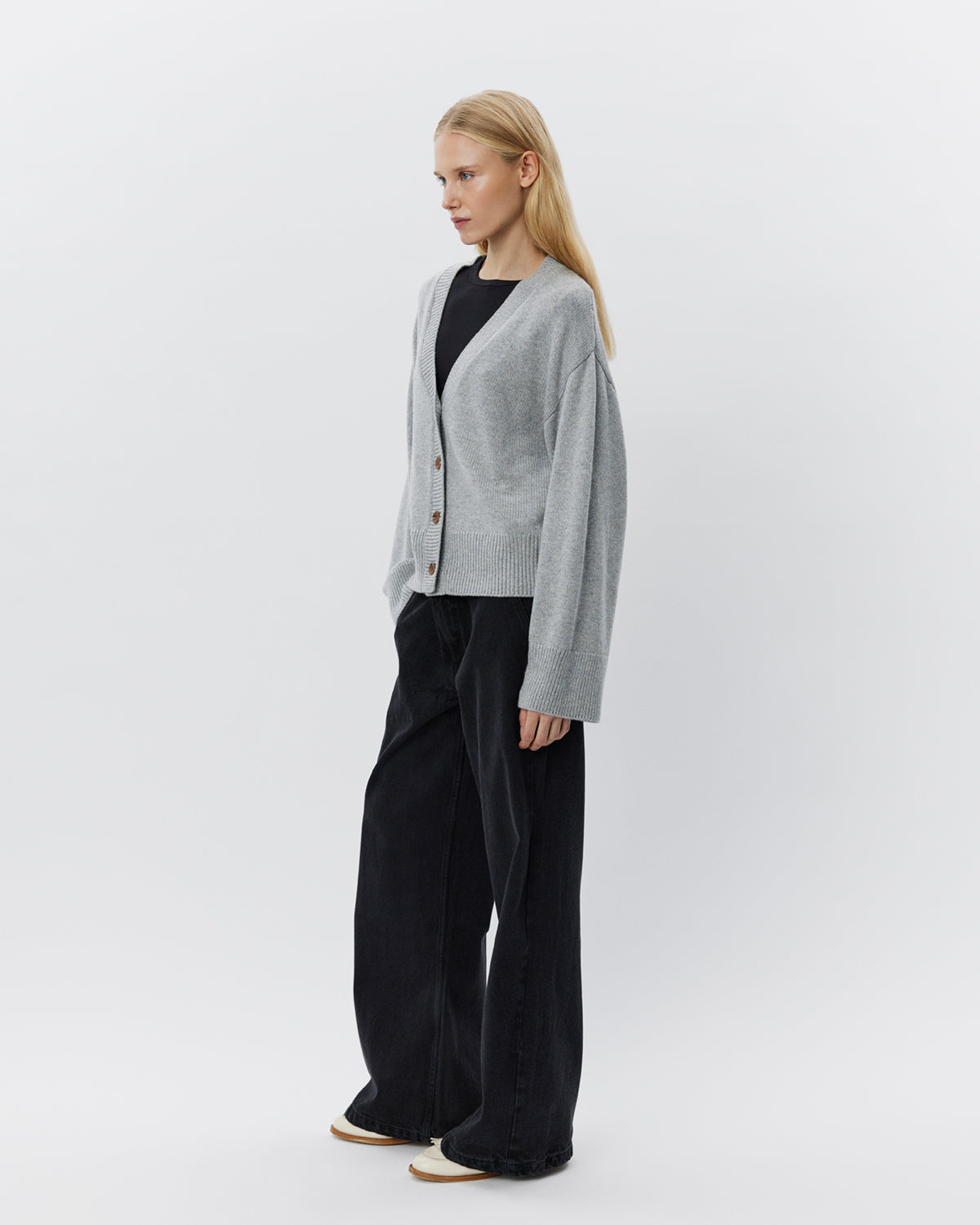 sofie-schnoor-levasw-cardigan-grau-mel-v-ausschnitt image 3