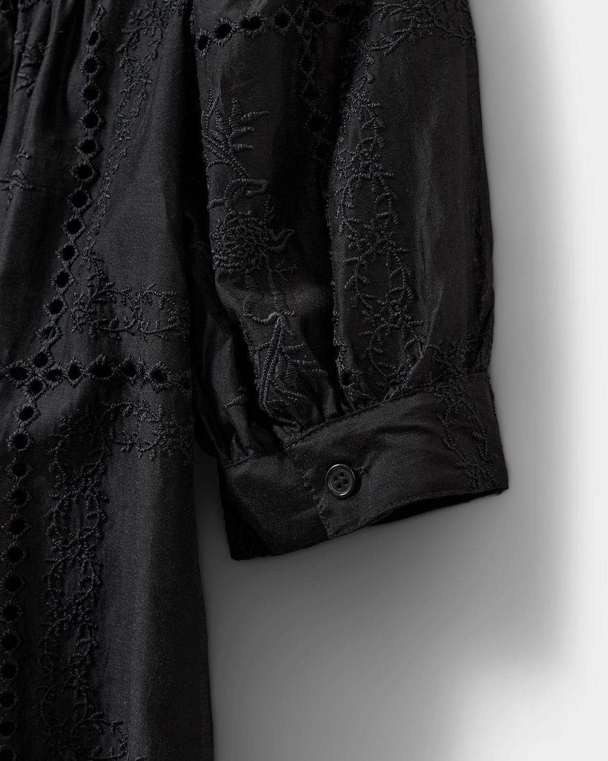 sofie-schnoor-alessiasw-bluse-stickerei-schwarz-lyocell image 7