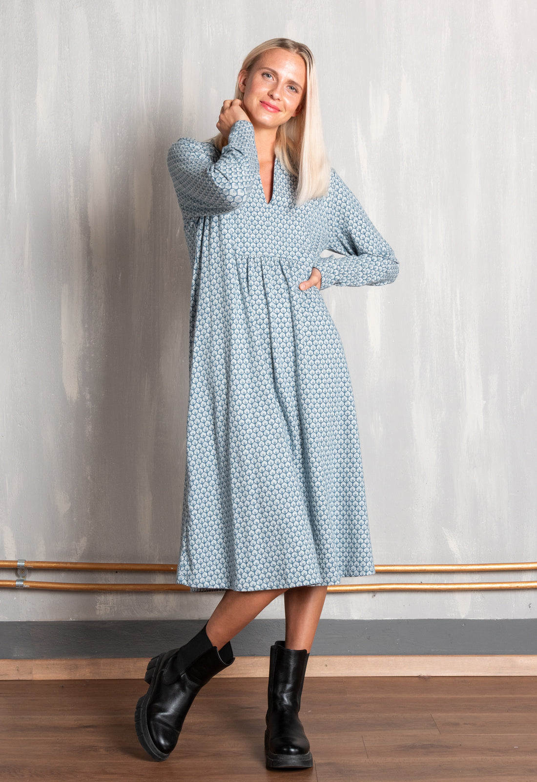 moshiki-dress-g4-jacquard-kleid-bio-baumwolle-v-ausschnitt image 3