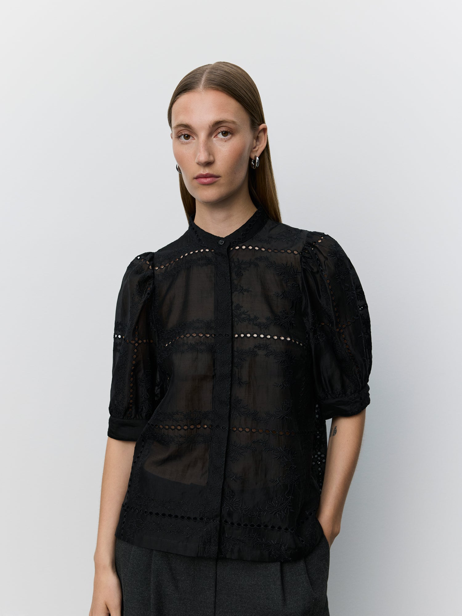 sofie-schnoor-alessiasw-bluse-stickerei-schwarz-lyocell image 5