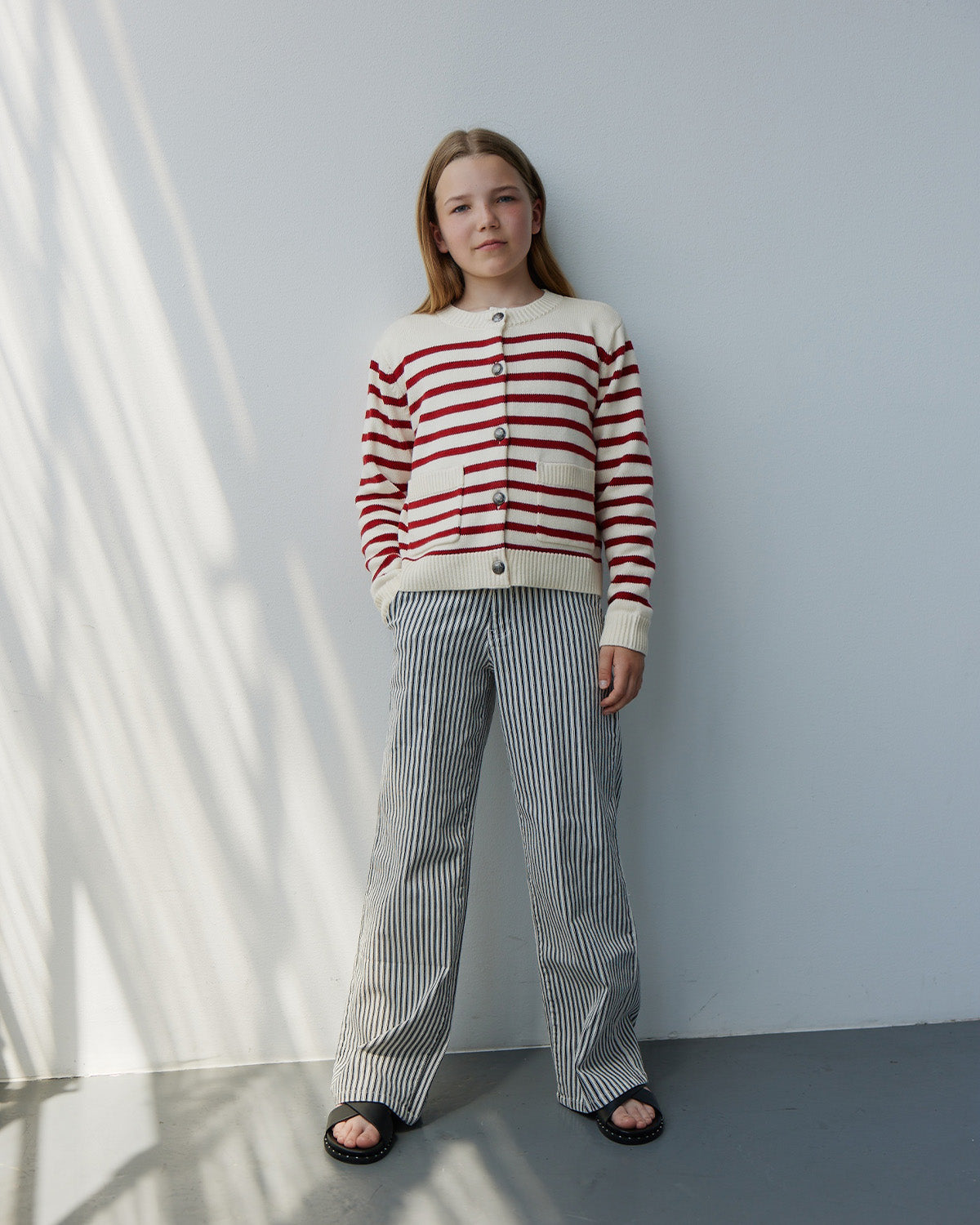 sofie-schnoor-young-elciasy-g251224-cardigan-rot-gestreift image 3