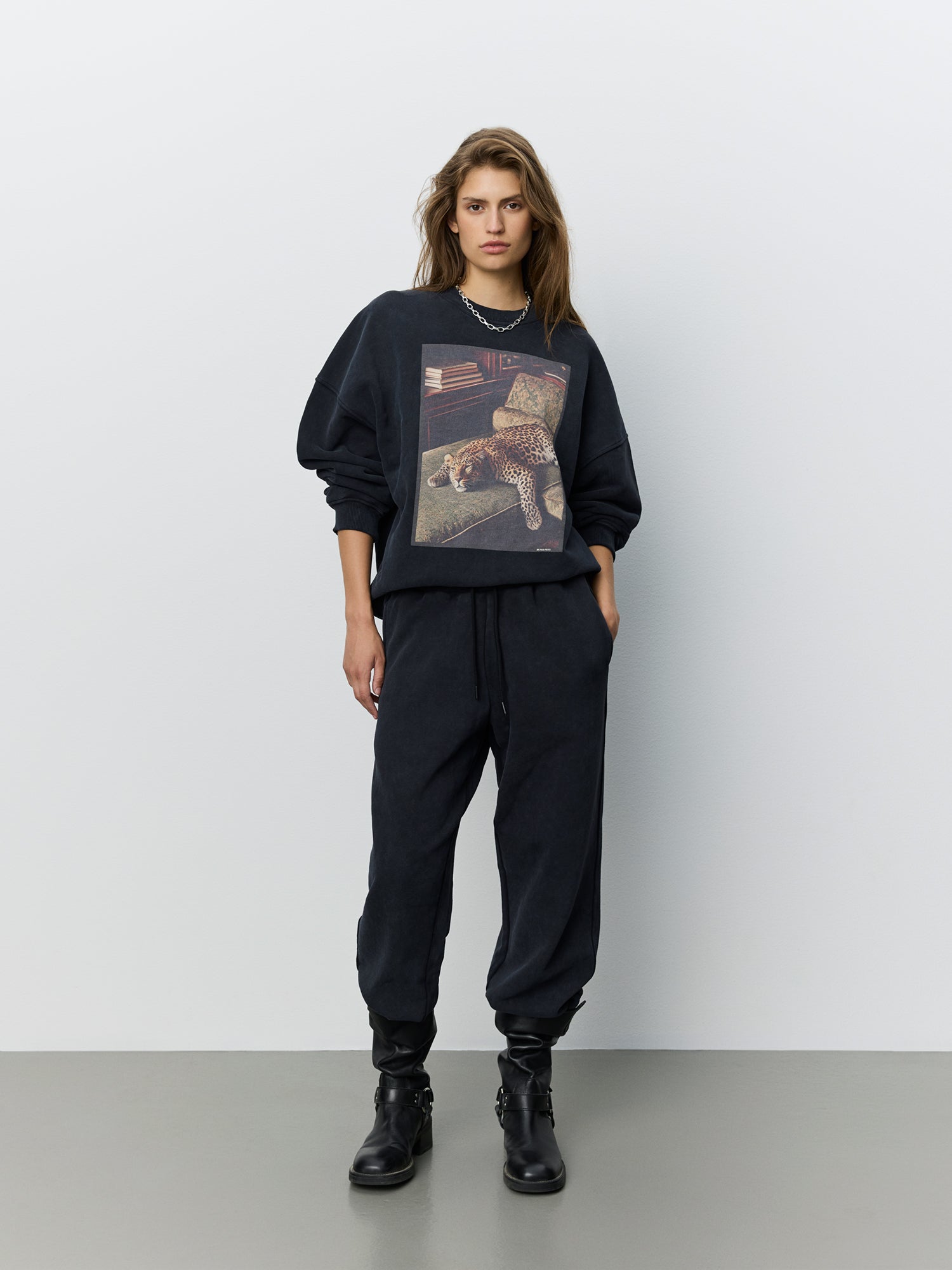 sofie-schnoor-women-paros-sweatshirt-washed-black-baumwolle image 2