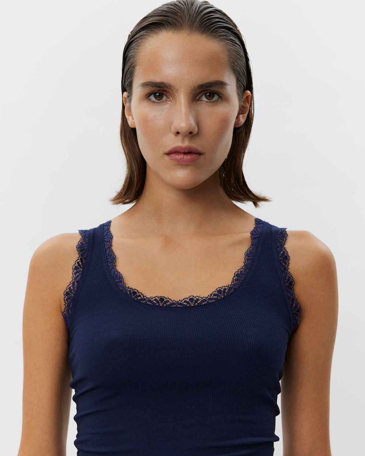 sofie-schnoor-women-ulrikkesw-top-navy-viskose-spitze image 2
