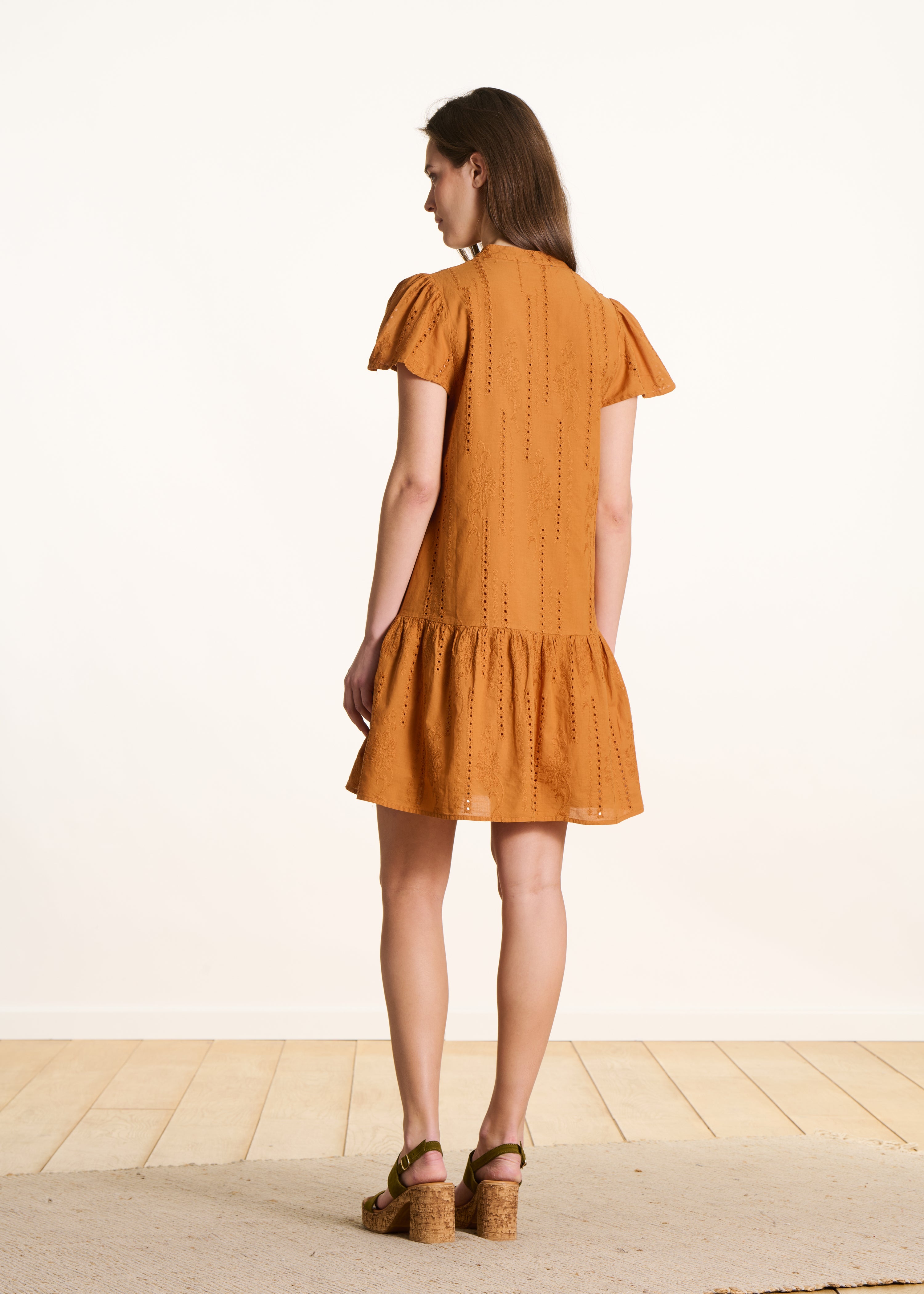 la-f-e-marabout-e-frame-kleid-broderie-ocker-volant image 2